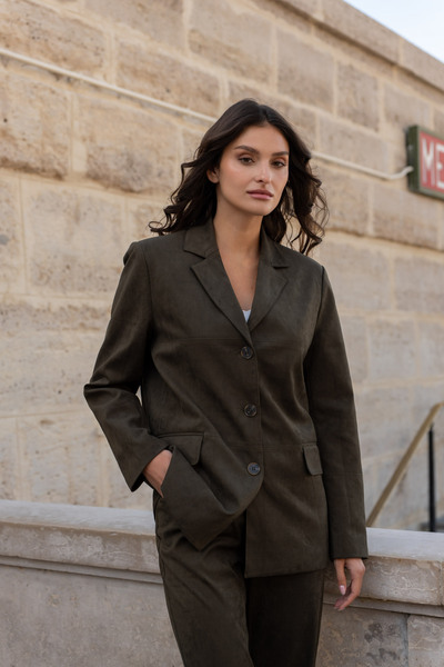 Grossiste Attentif - Veste blazer en suédine coupe droite Grossiste Attentif - Veste blazer en suédine coupe droite