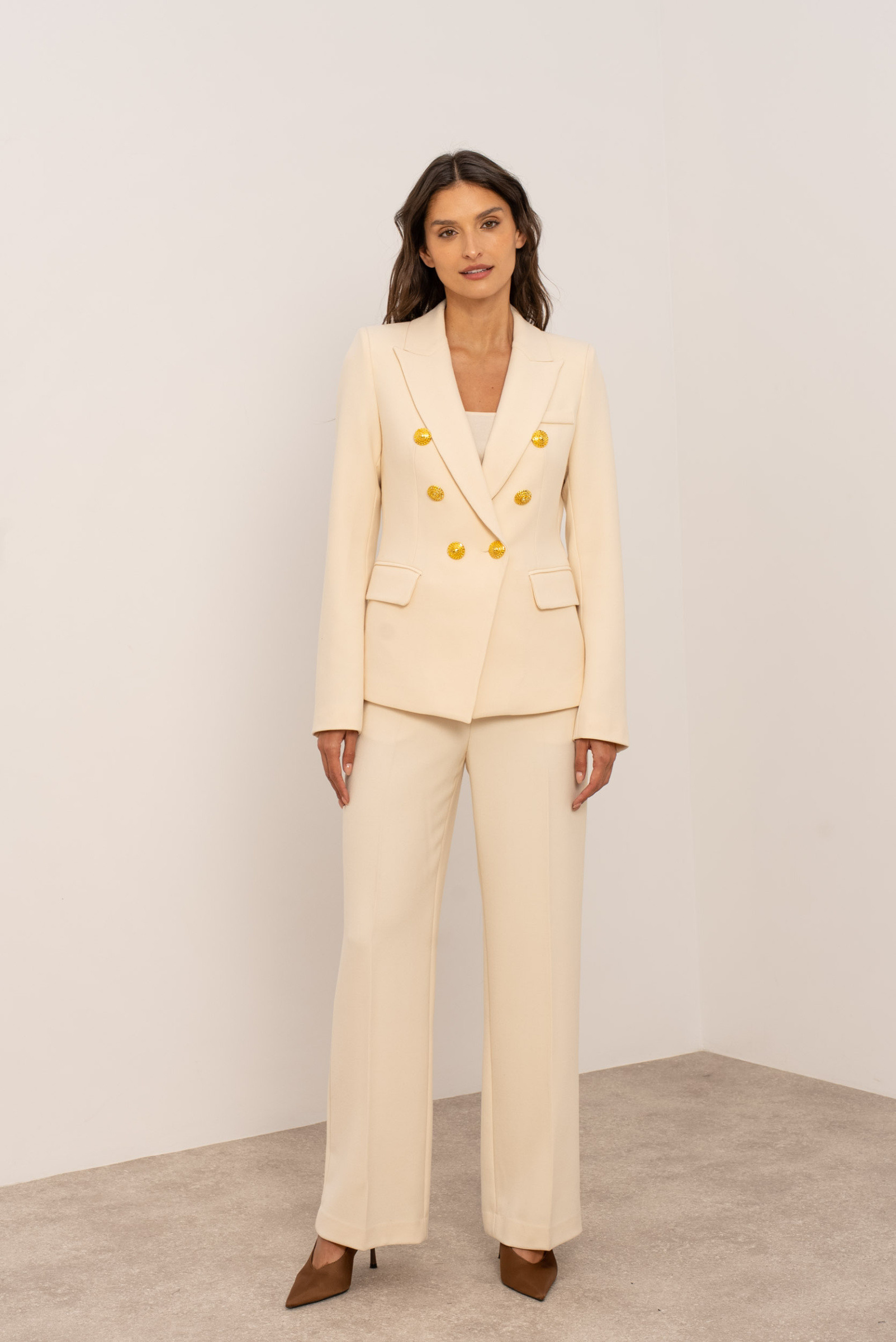 Grossiste Attentif - [Thick] Veste tailleur croisée ornée de boutons dorés embossés
