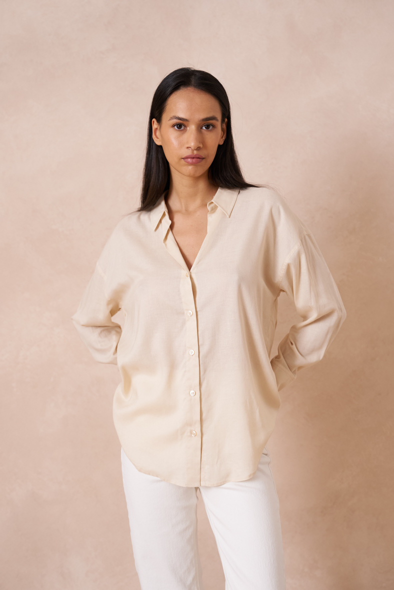 Grossiste Attentif - Chemise unie avec du lin unie et col à revers ouvert