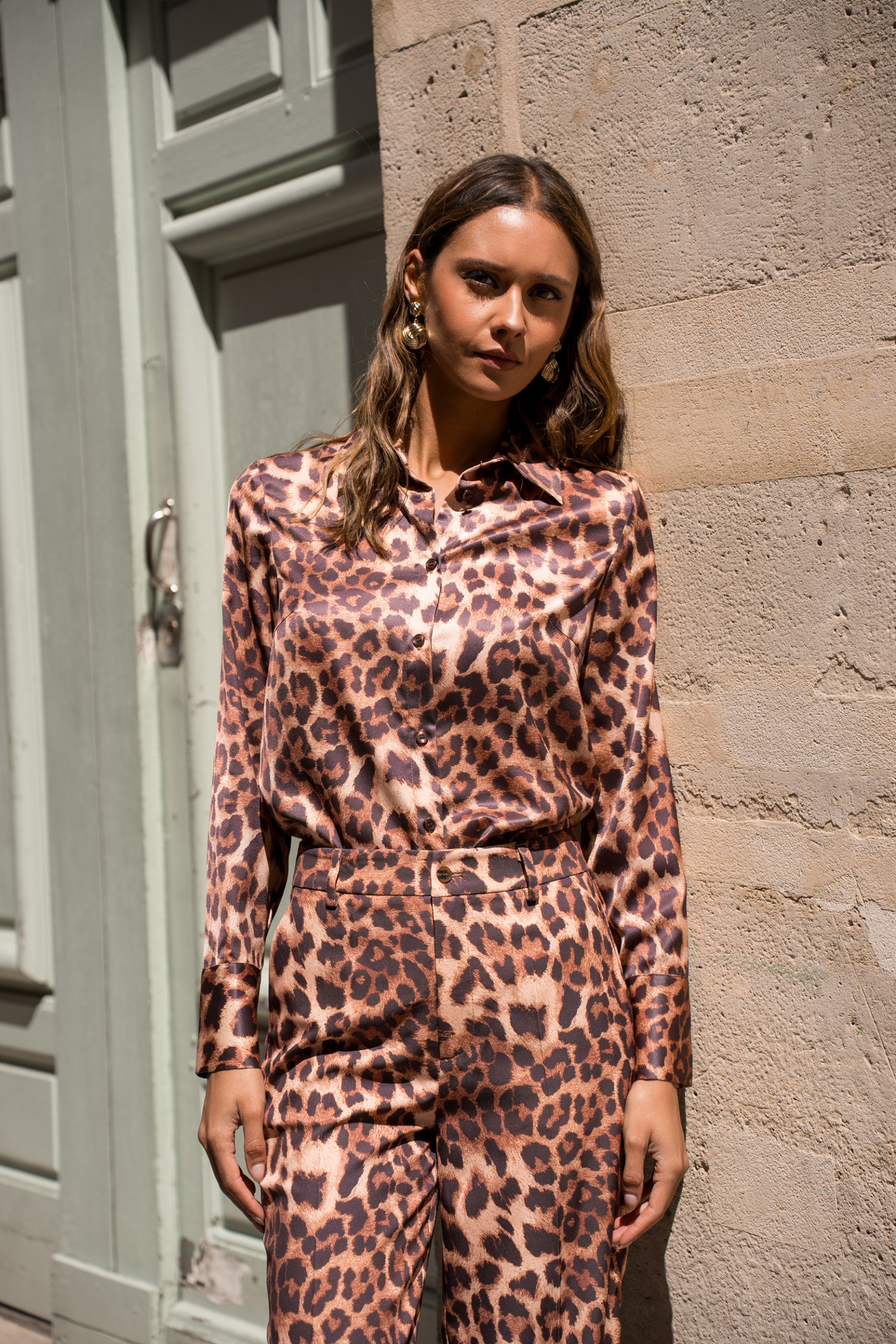 Grossiste Attentif - Chemise léopard avec col à revers classique