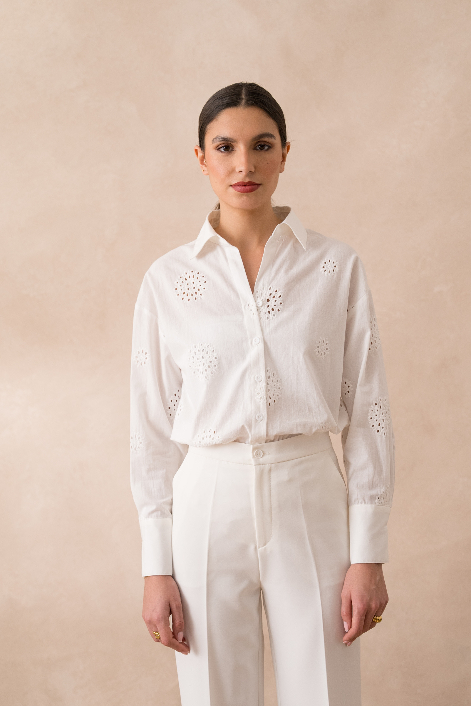 Grossiste Attentif - Chemise coton blanche en broderie anglaise avec détails raffinés