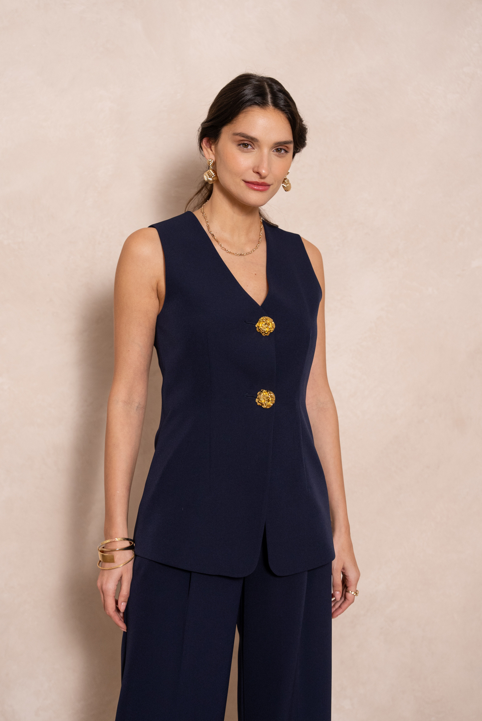 Grossiste Attentif - [Timeless] Gilet sans manches long à boutons dorés texturés