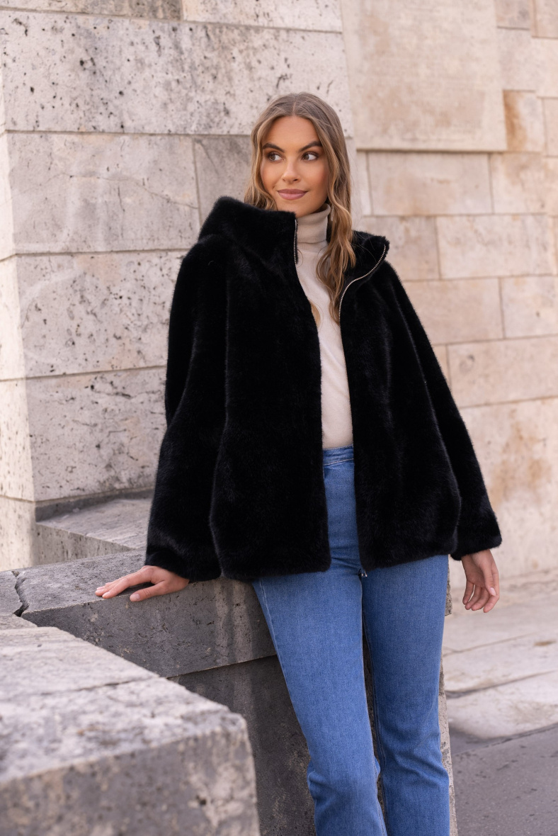 Grossiste Attentif - Manteau fourrure synthétique court à capuche avec fermeture éclair