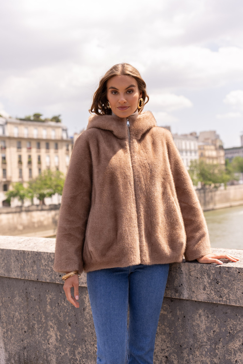 Manteau fourrure synthétique court à capuche avec fermeture éclair