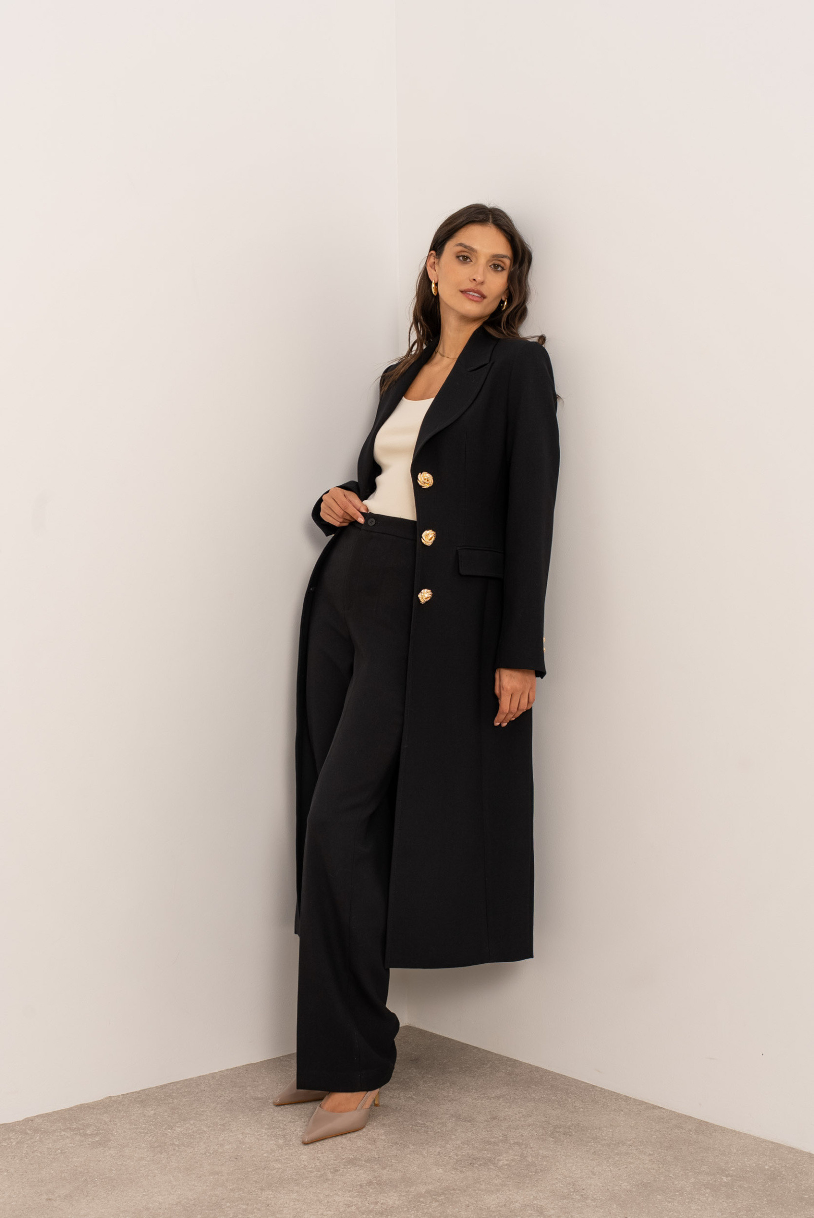 Grossiste Attentif - Manteau long à coupe ajustée orné de boutons dorés embossés