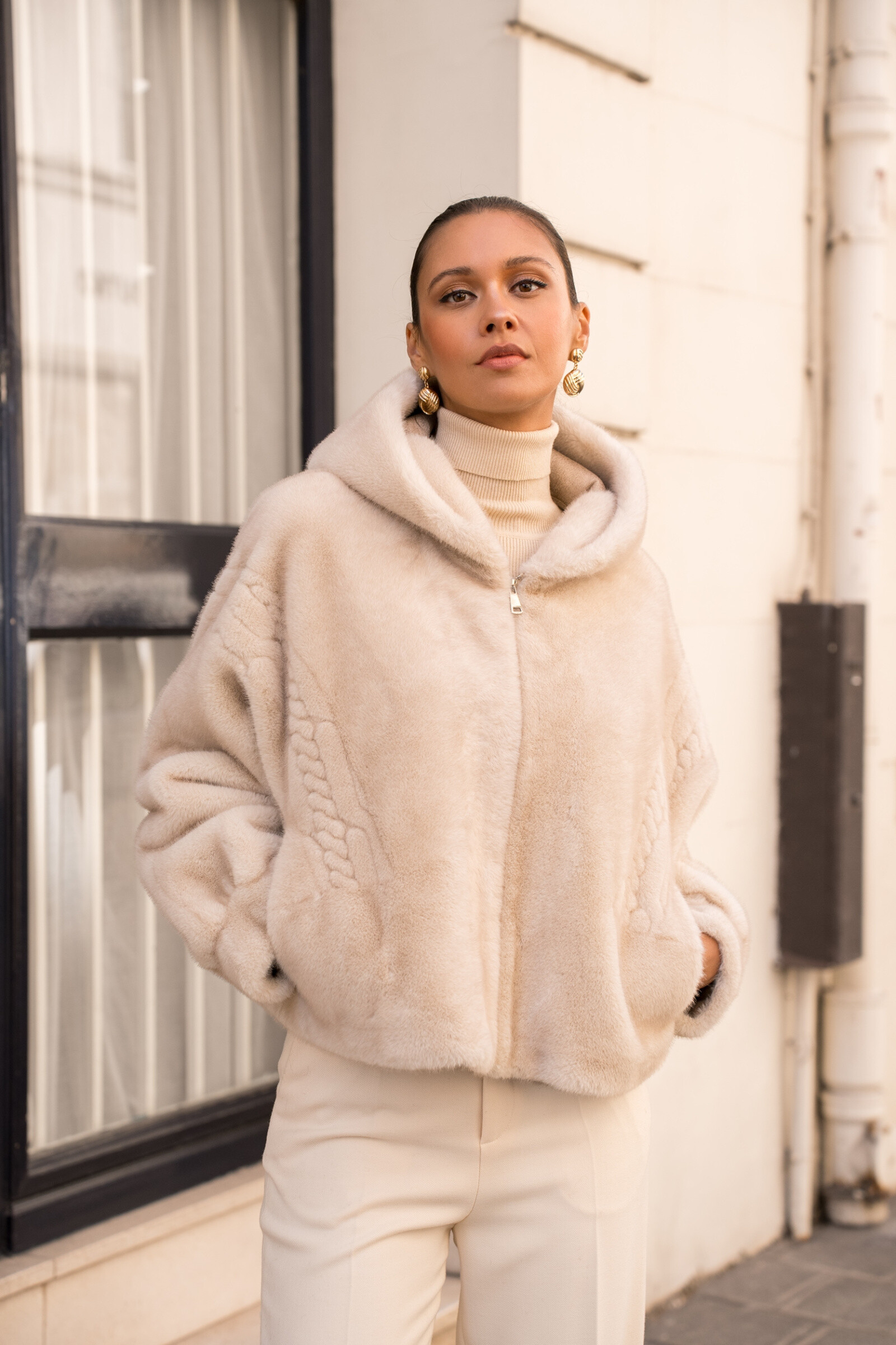 Grossiste Attentif - Manteau court capuche en fausse fourrure à détails tressés