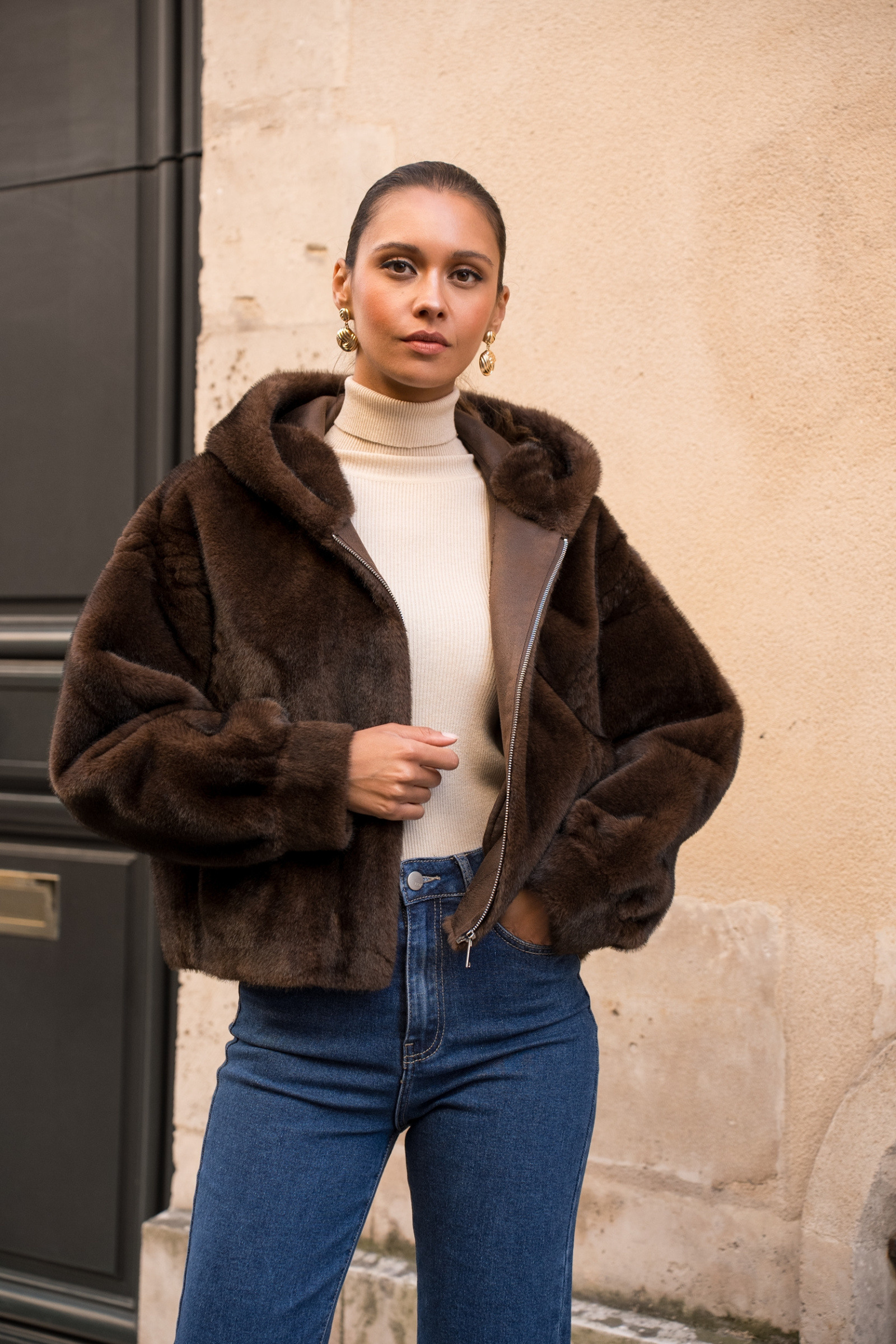 Grossista Attentif - Cappotto corto con cappuccio in pelliccia sintetica e dettagli intrecciati