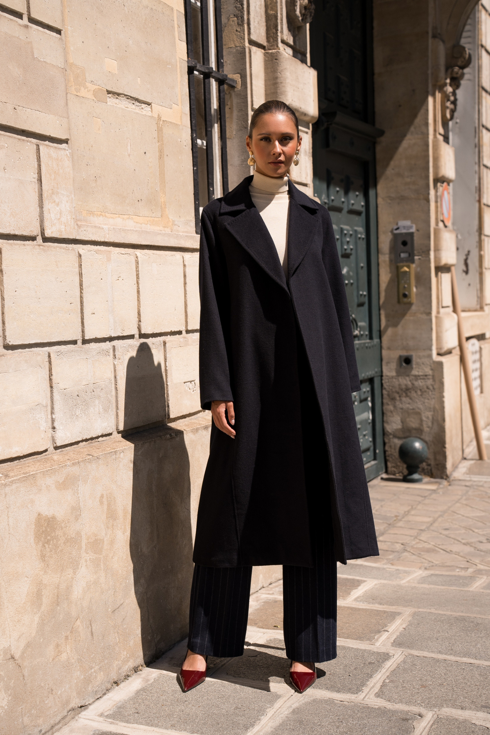 Grossiste Attentif - Manteau long ceinturé en laine, coupe fluide et minimaliste
