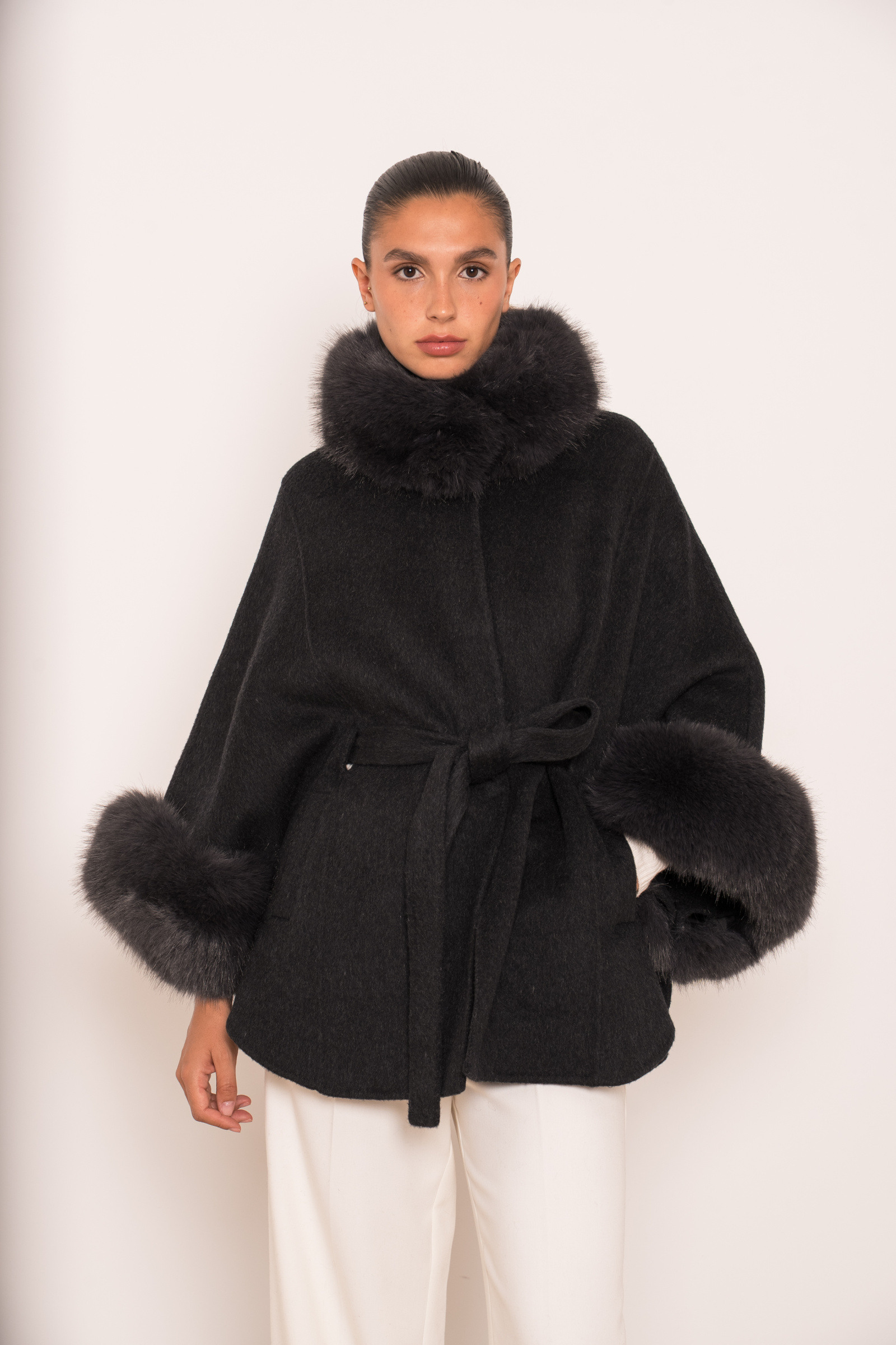 Grossiste Attentif - Manteau cape en laine mélangée ceinturée à bordures fourrure