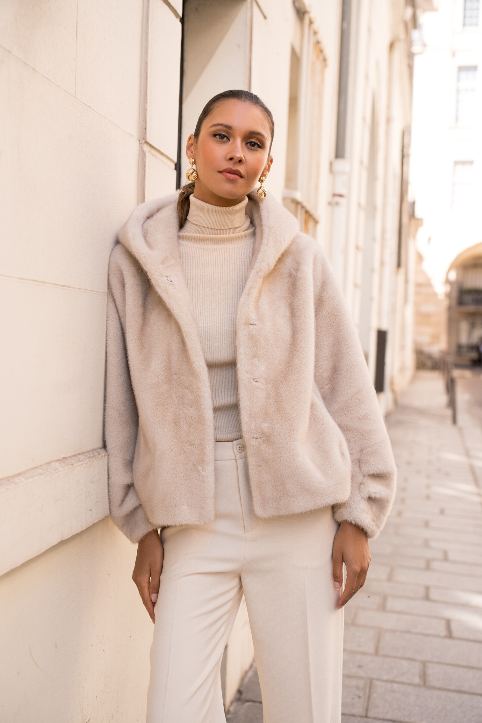 Grossiste Attentif - Manteau cropped fourrure synthétique à capuche