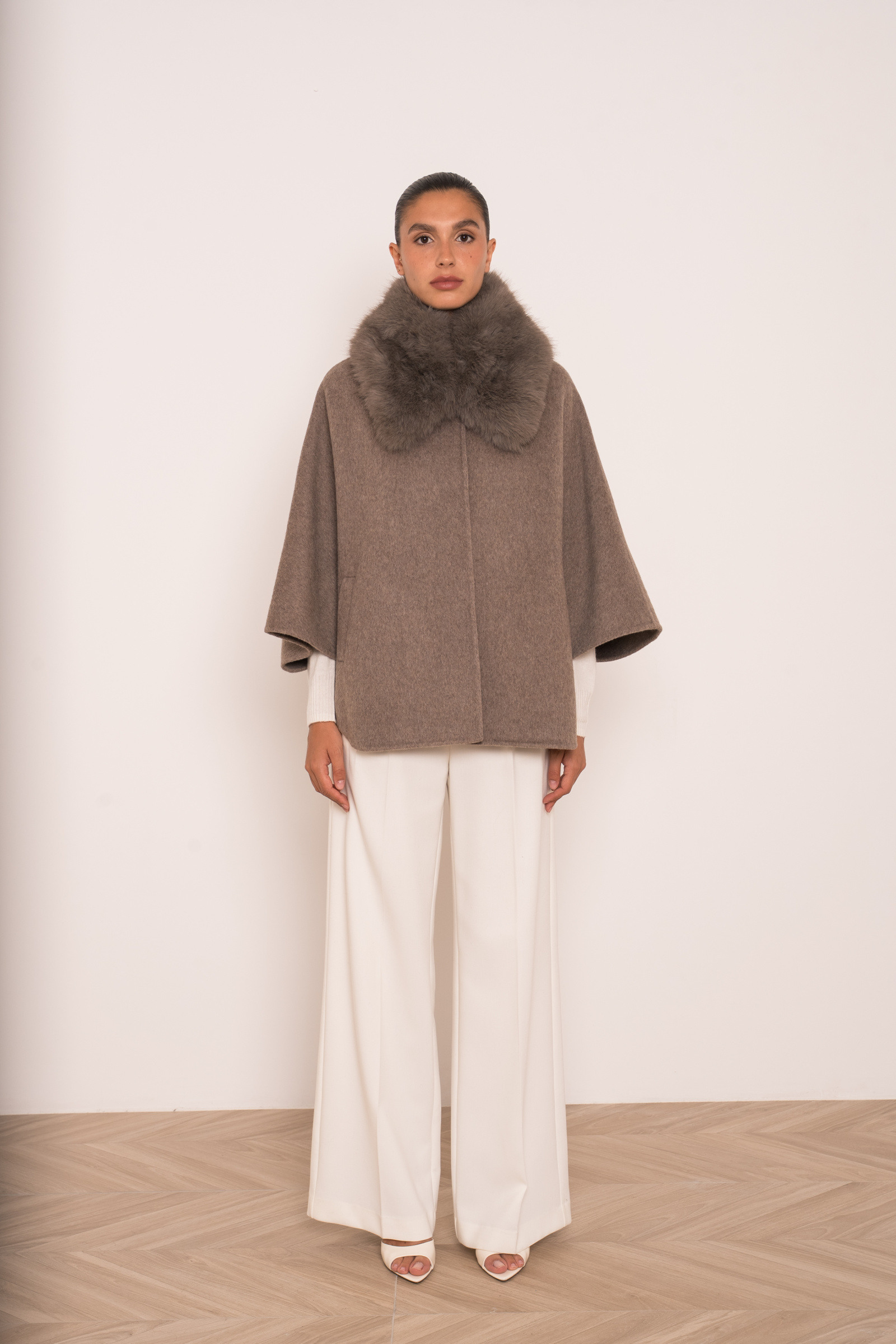 Grossista Attentif - Mantella corta oversize in misto lana con collo in pelliccia removibile