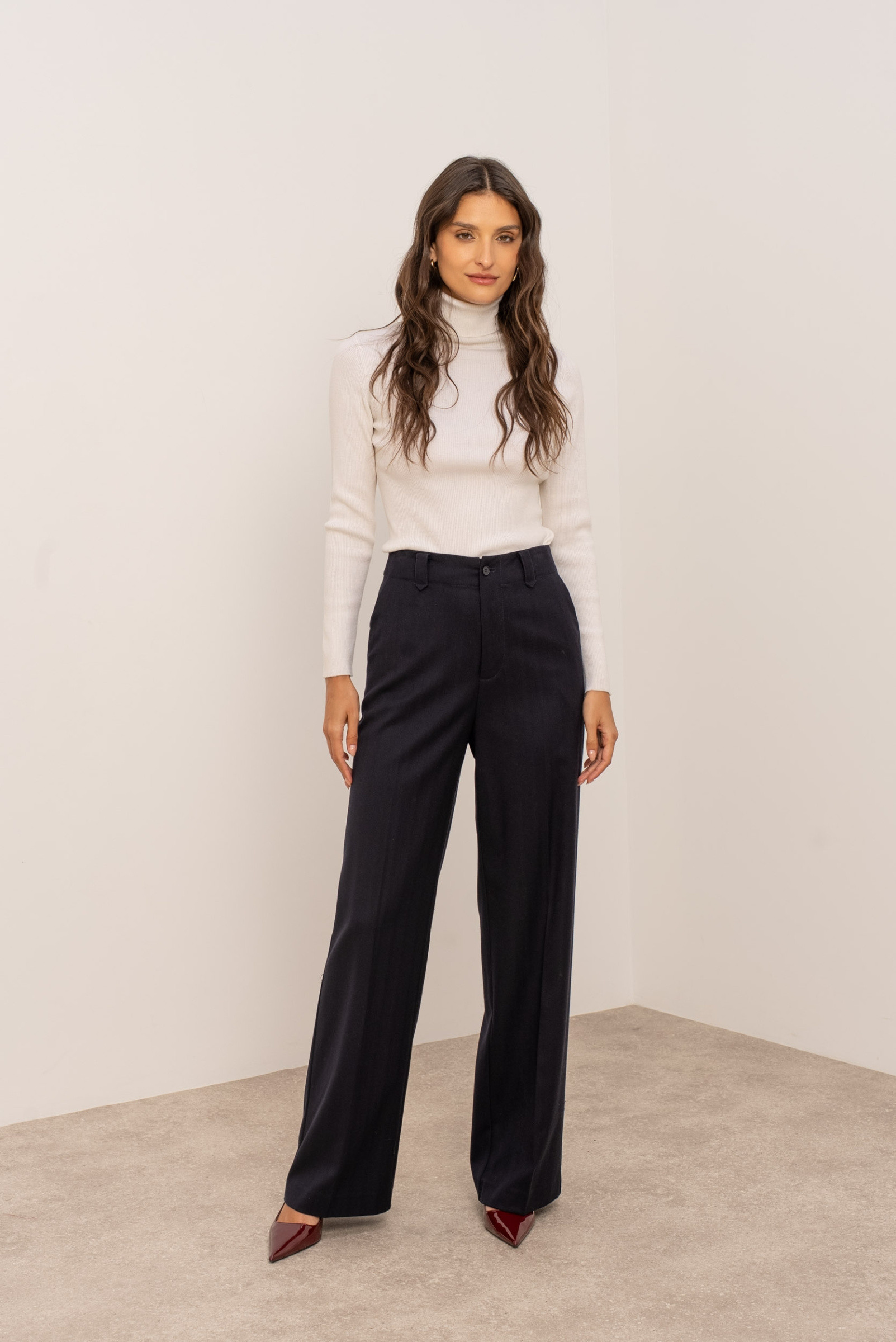 Grossiste Attentif - Pantalon tailleur à motif chevrons discret