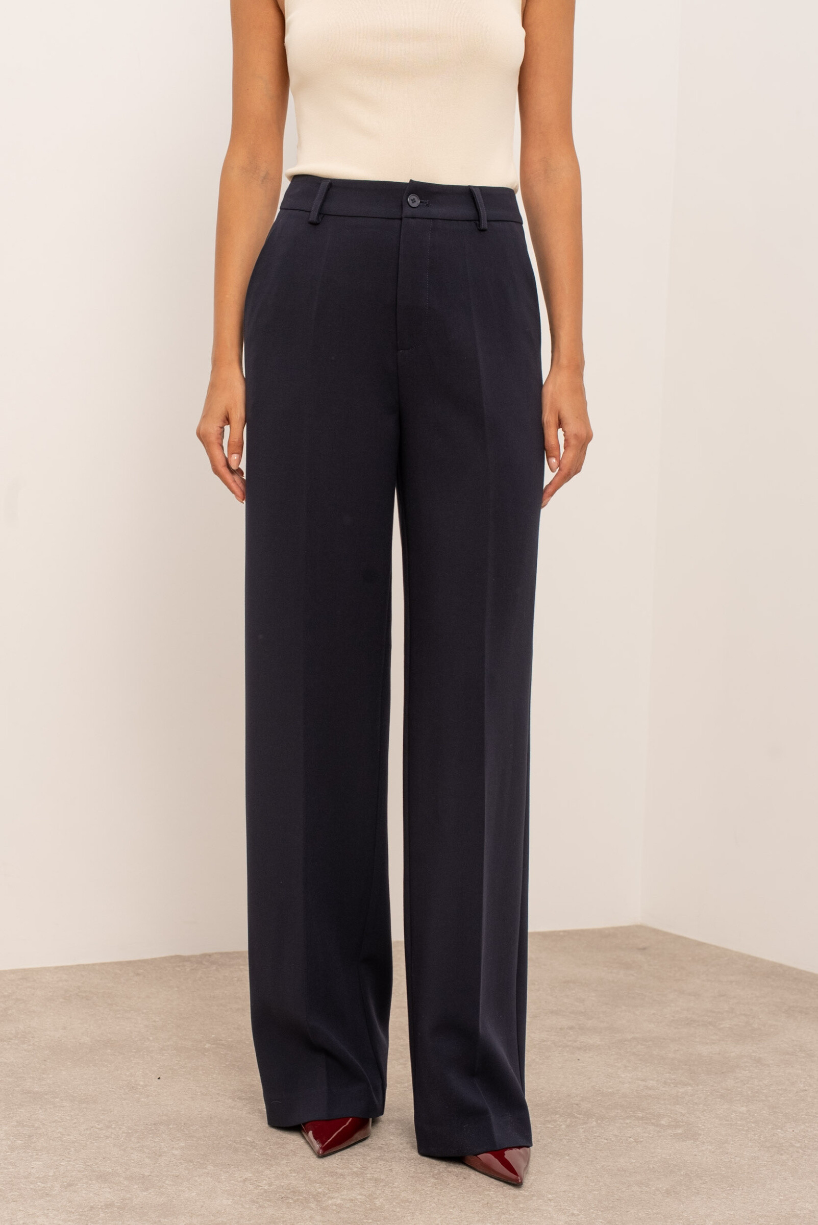 Grossiste Attentif - Pantalon tailleur, taille haute structurée à coupe large et jambe longue.