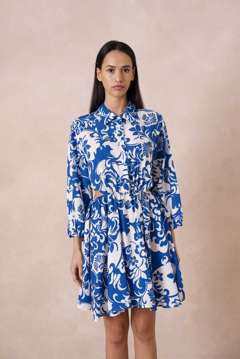 Grossiste Attentif - Robe courte imprimée avec col à revers et ouvertures latérales