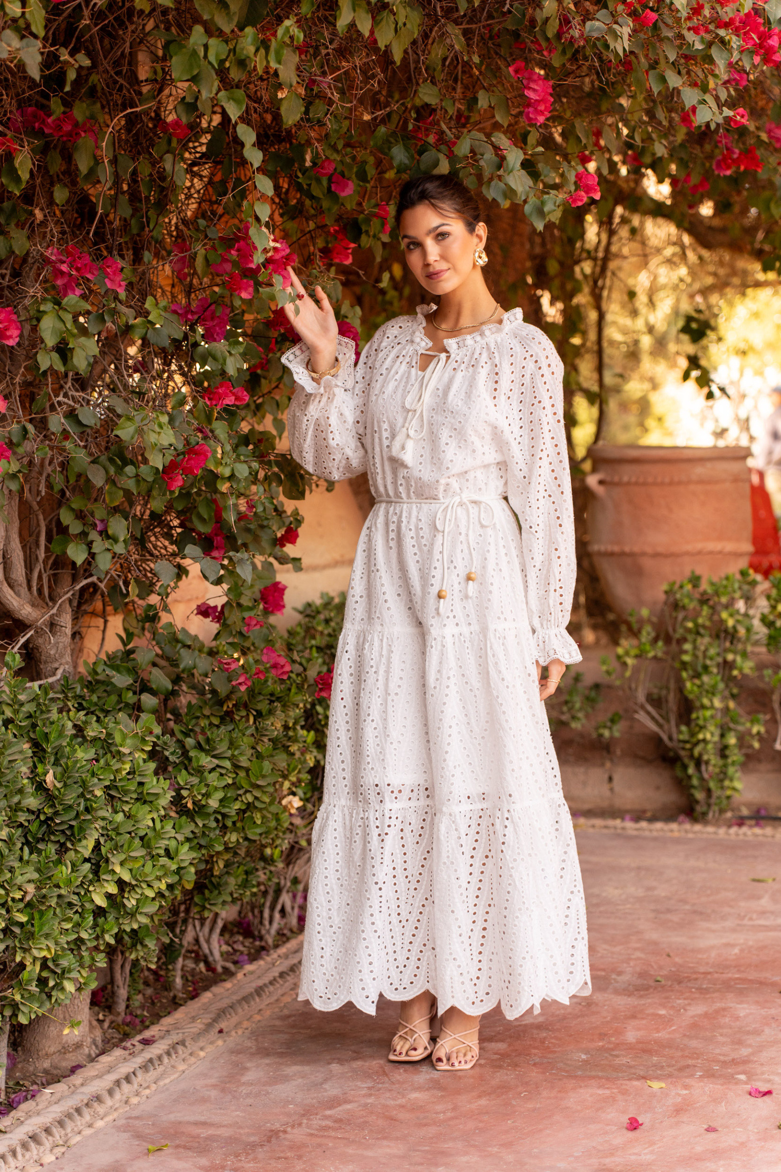 Grossiste Attentif - Robe coton longue blanche en broderie anglaise avec col à nouer