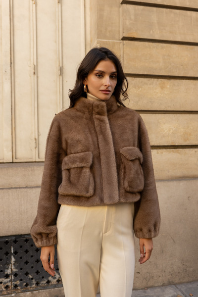 Grossiste Attentif - Veste fourrure synthétique avec fermeture éclair et poches plaquées Grossiste Attentif - Veste fourrure synthétique avec fermeture éclair et poches plaquées