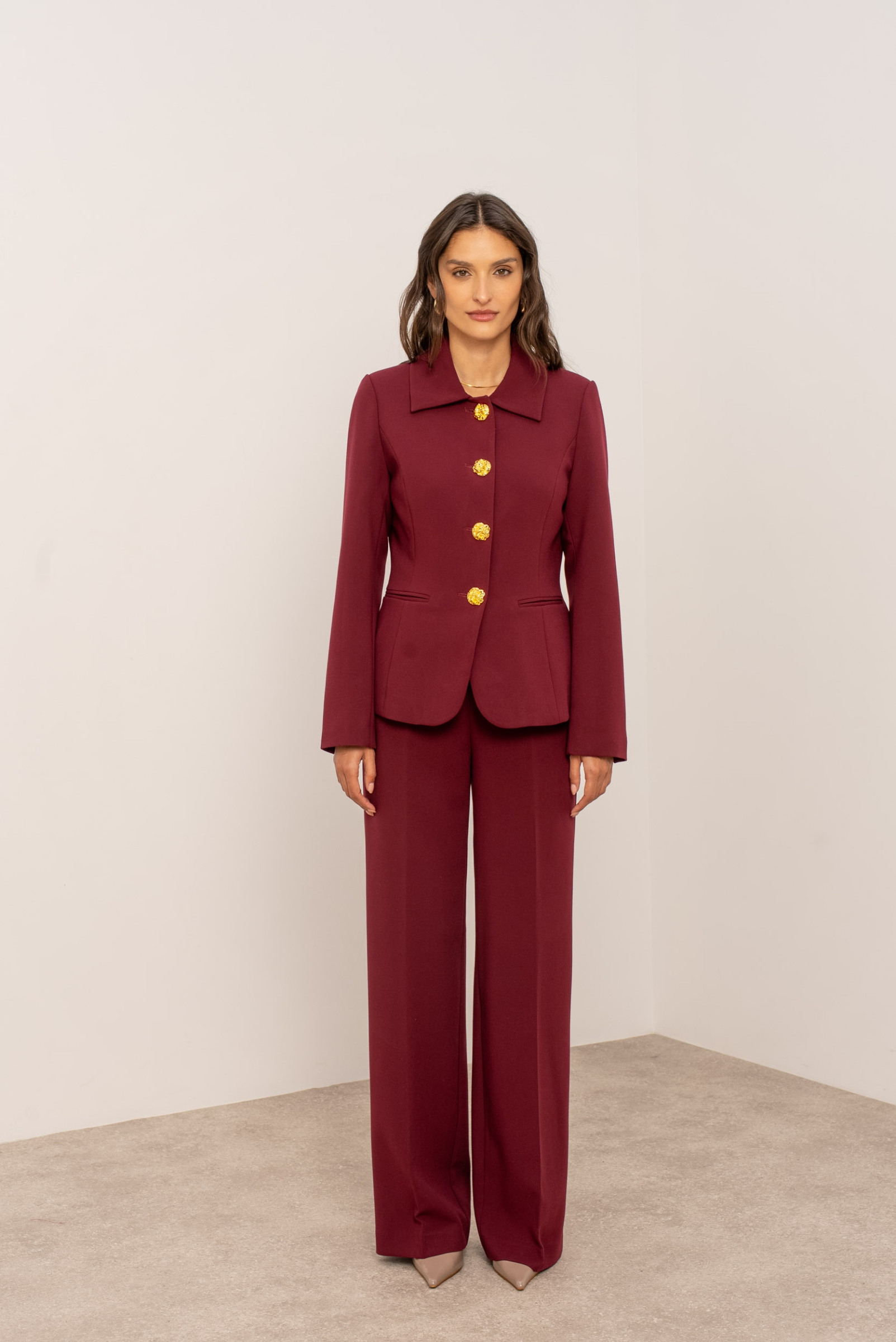 Grossiste Attentif - [Aura] Veste cintrée avec col chemise structuré et boutons dorés embossés au style bijou.