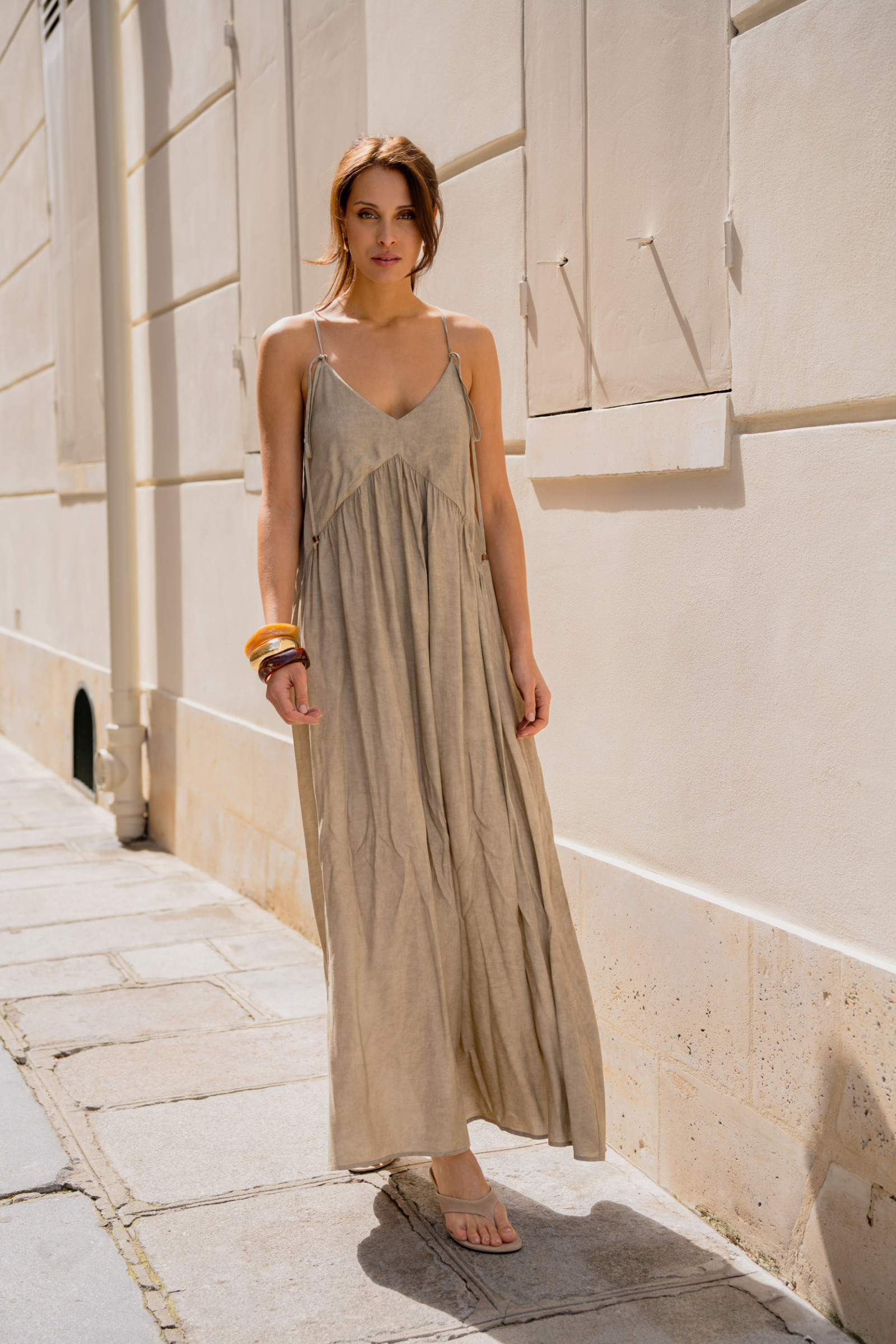 Mayorista Attentif - Vestido largo fluido color topo en tencel