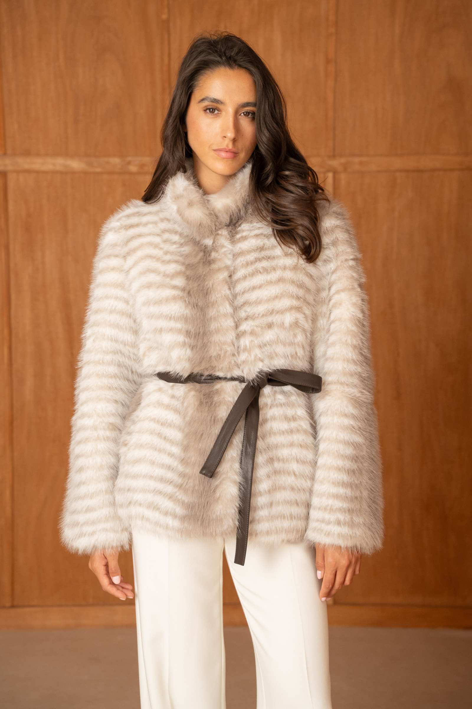 Grossiste Attentif - Veste mi-longue ceinturée beige tigré en fausse fourrure