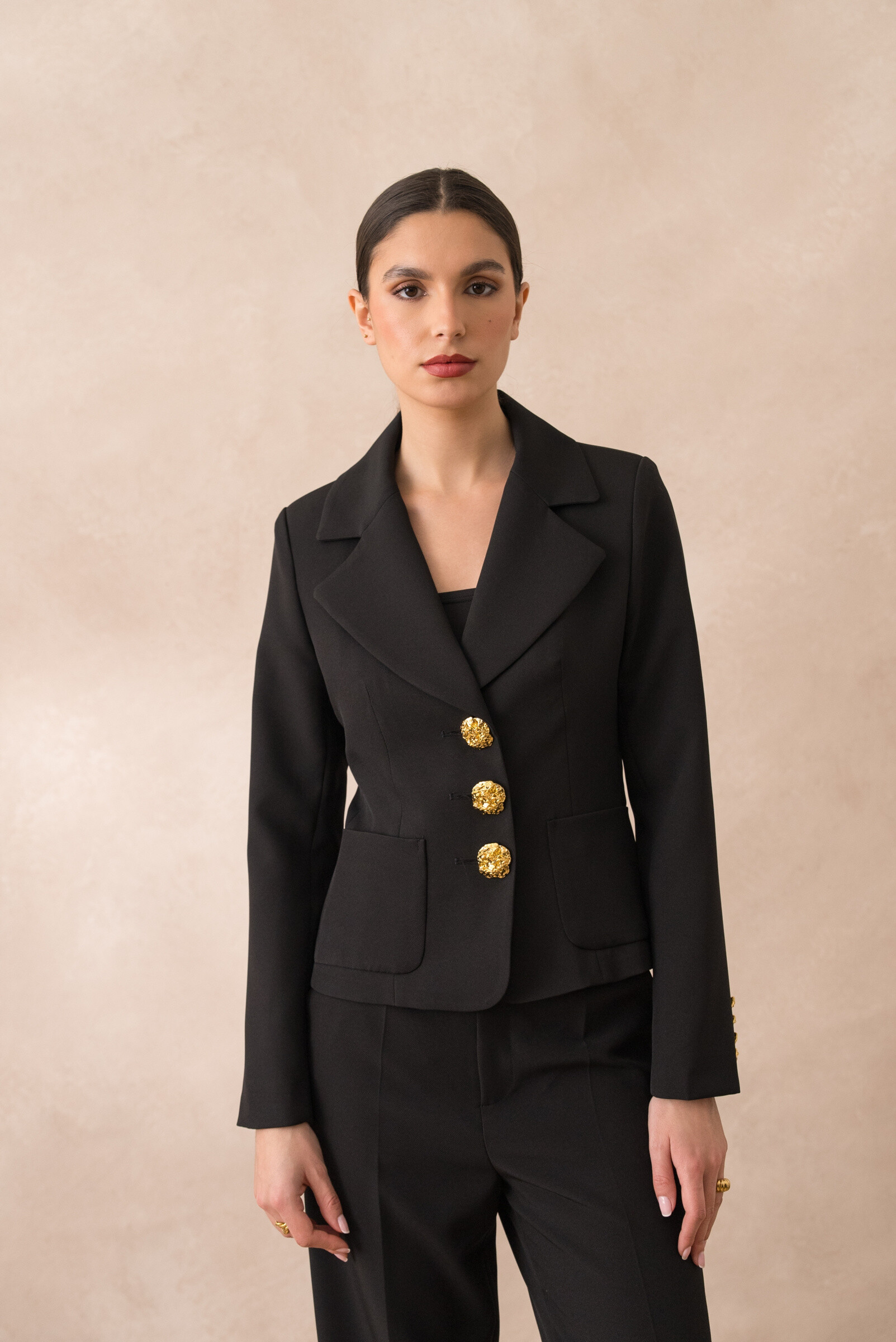Wholesaler Attentif - [Signature] Curved jacket with three carved golden buttons