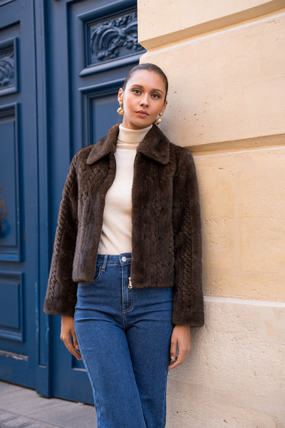 Grossiste Attentif - Veste courte torsadée en fausse fourrure Grossiste Attentif - Veste courte torsadée en fausse fourrure