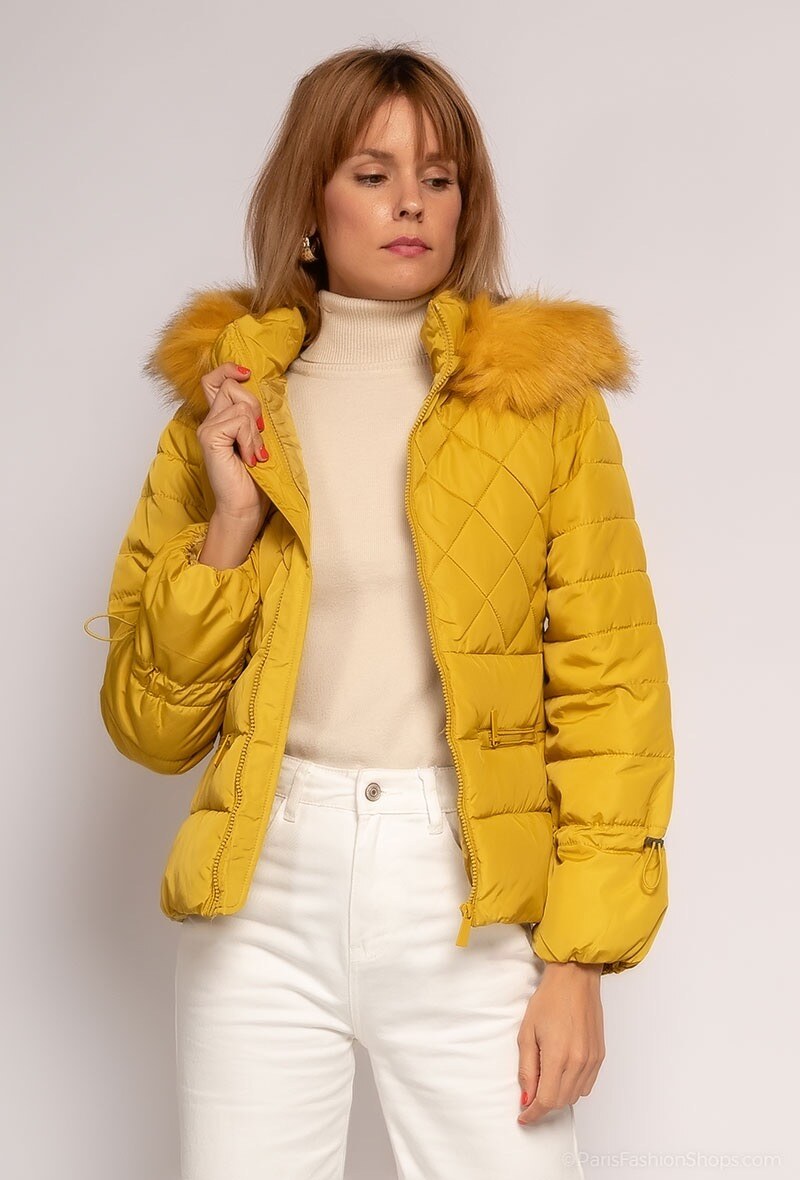 Großhändler Attrait Paris - Kurze Daunenjacke, Kunstpelzkapuze