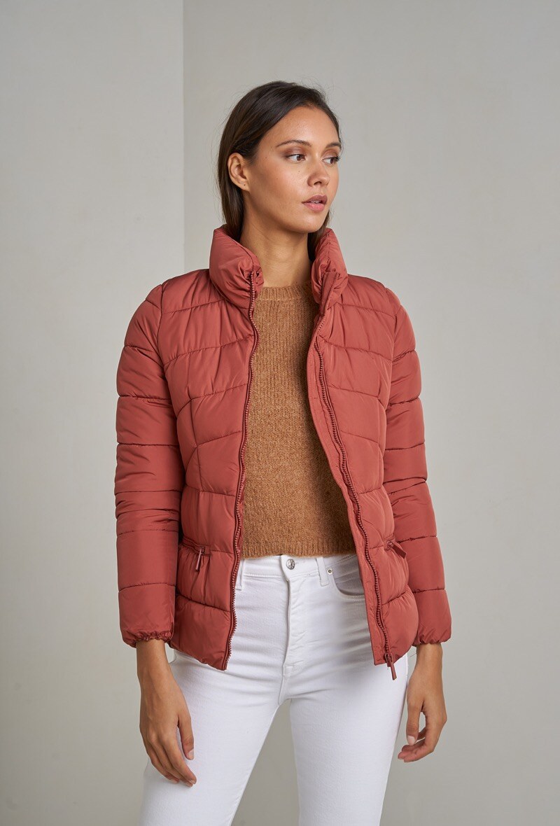 Großhändler Attrait Paris - Kurze Daunenjacke mit Stehkragen und Brustabnähern