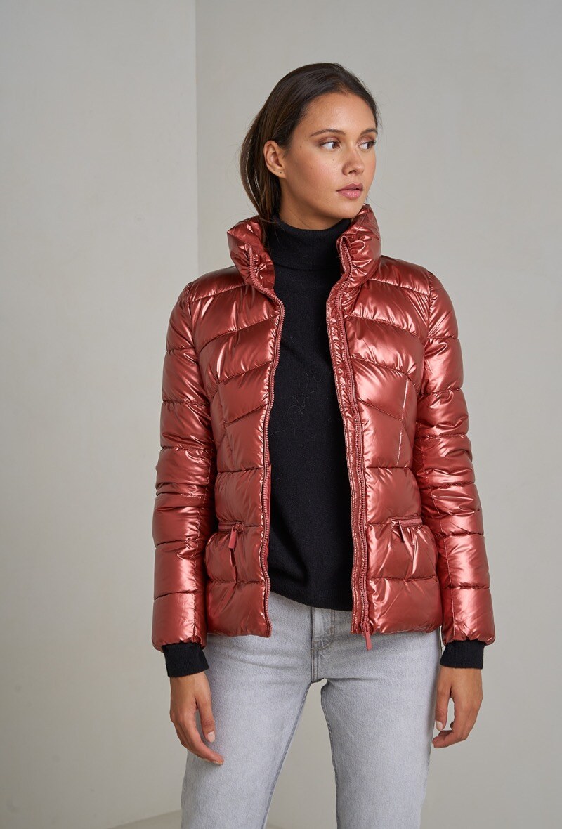 Großhändler Attrait Paris - Kurze Daunenjacke mit Stehkragen und Brustabnähern