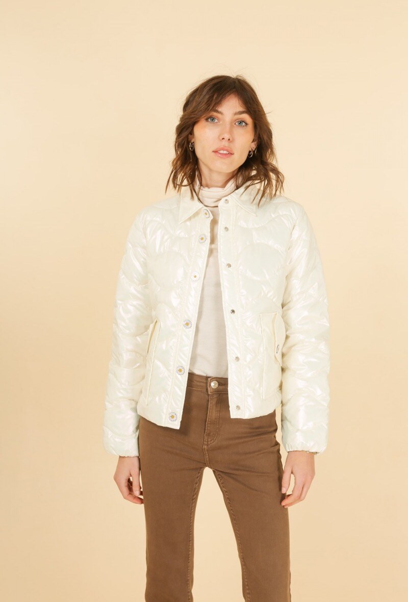 Großhändler Attrait Paris - Kurze Steppjacke mit Gänseblümchenknöpfen