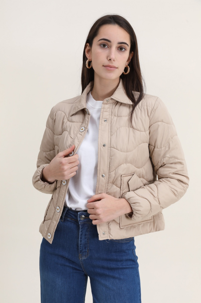 Großhändler Attrait Paris - Kurze Steppjacke mit Gänseblümchenknöpfen