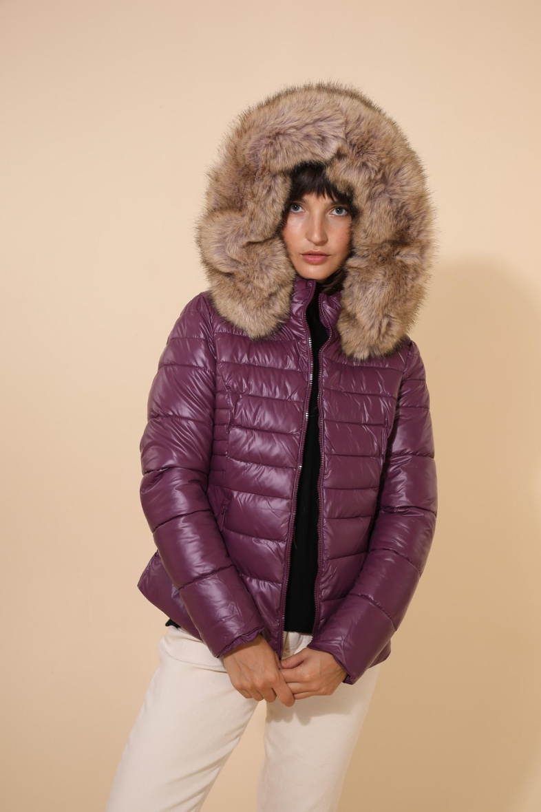 Mayorista Attrait Outlet - Plumífero corto, capucha de pelo sintético metalizado