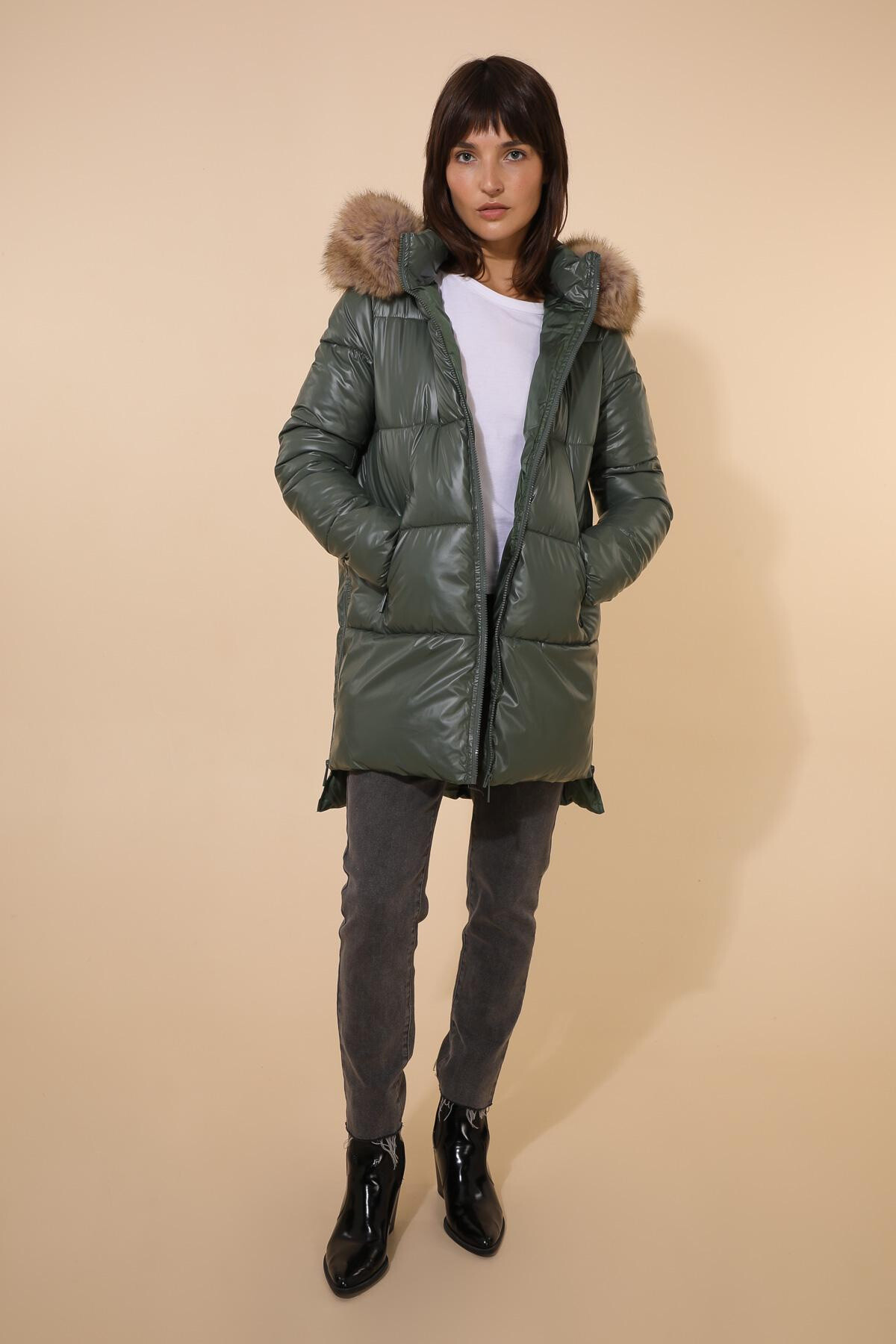 Großhändler Attrait Paris - Lange Daunenjacke mit Kapuze und Kunstfell
