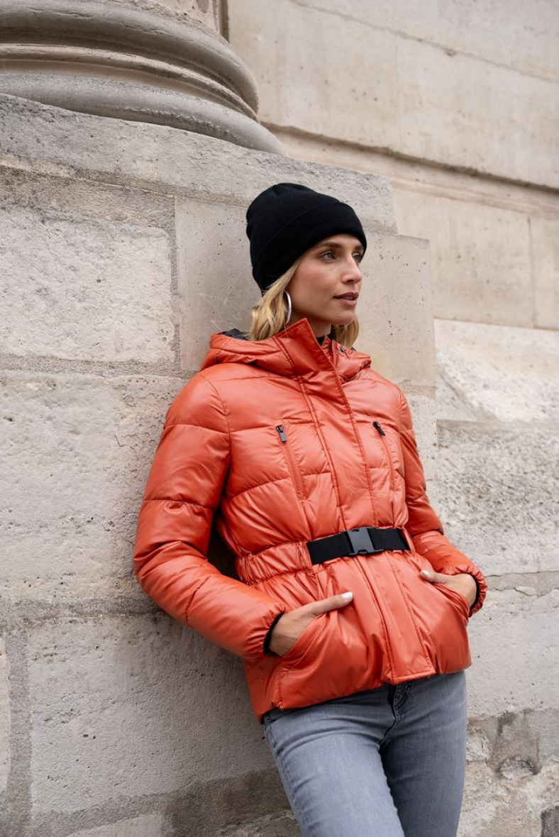 Großhändler Attrait Paris - Lange, ärmellose Daunenjacke in Metallic-Optik