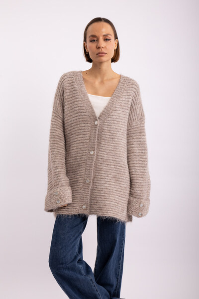 Grossiste Audrey - Cardigan oversize en laine en maille côtelée AP143 – Confort & style Grossiste Audrey - Cardigan oversize en laine en maille côtelée AP143 – Confort & style