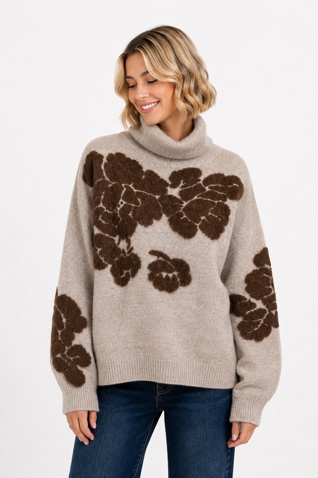 Grossista Audrey - 🧶Maglione a collo alto con motivo floreale in rilievo AP157 Beige