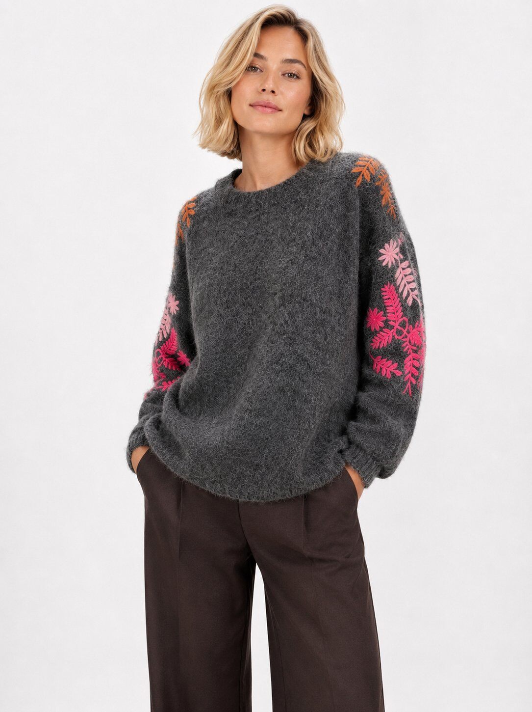 Grossiste Audrey - 🍂 Pull oversize uni brodé de fleurs colorées