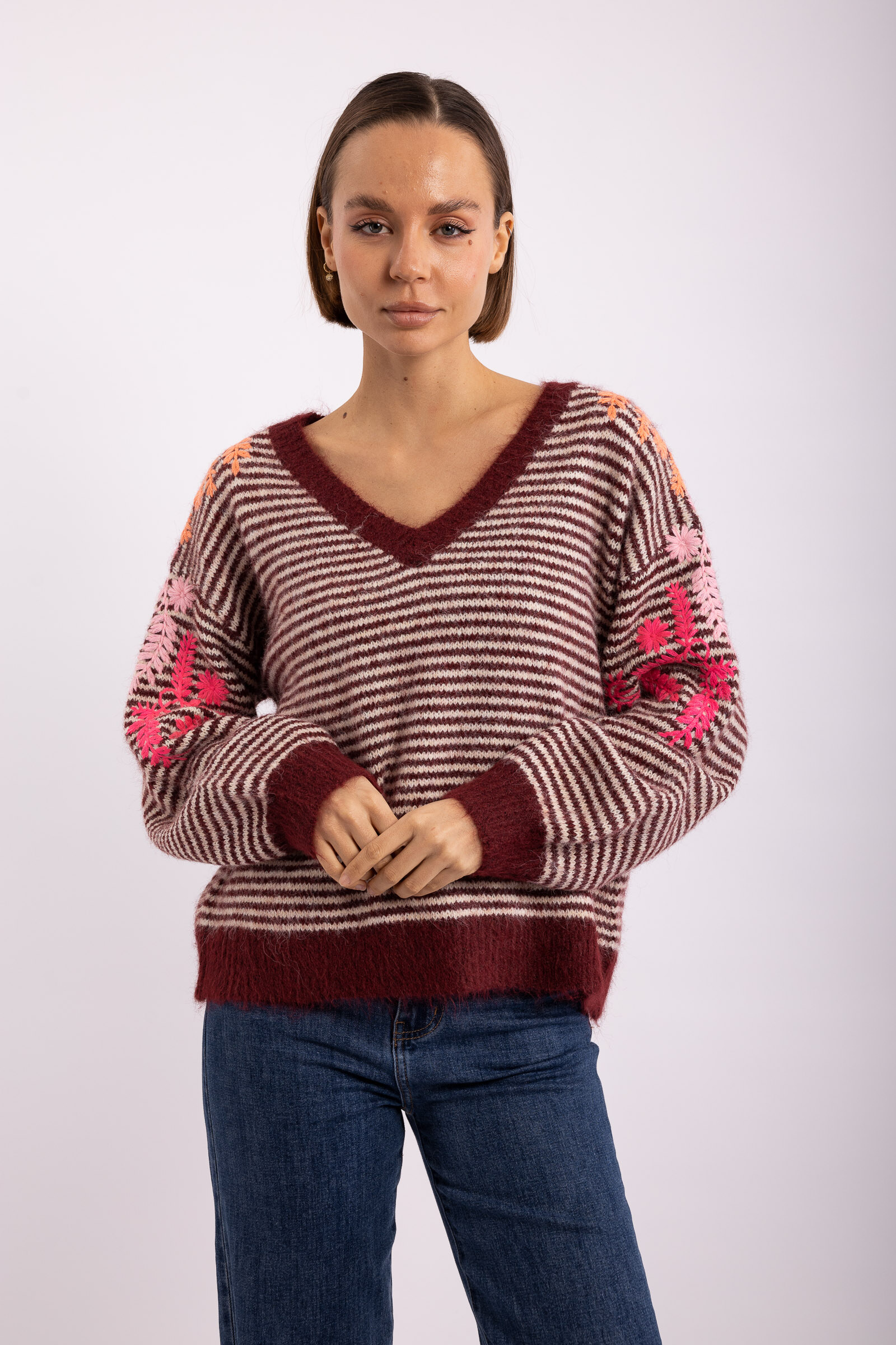 Mayorista Audrey - 🧶 Suéter a rayas con bordados florales coloridos