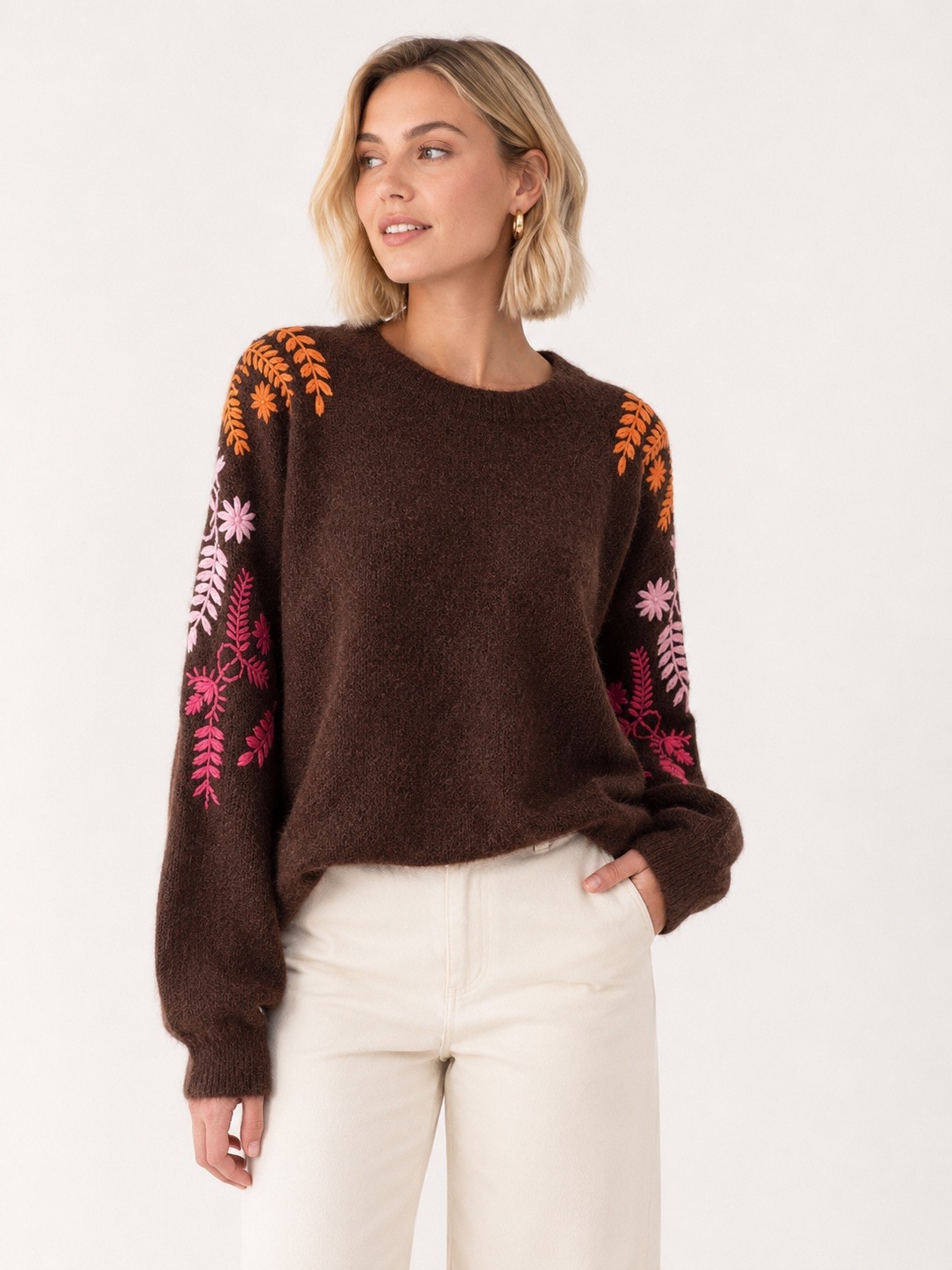 Grossiste Audrey - 🍂 Pull oversize uni brodé de fleurs colorées