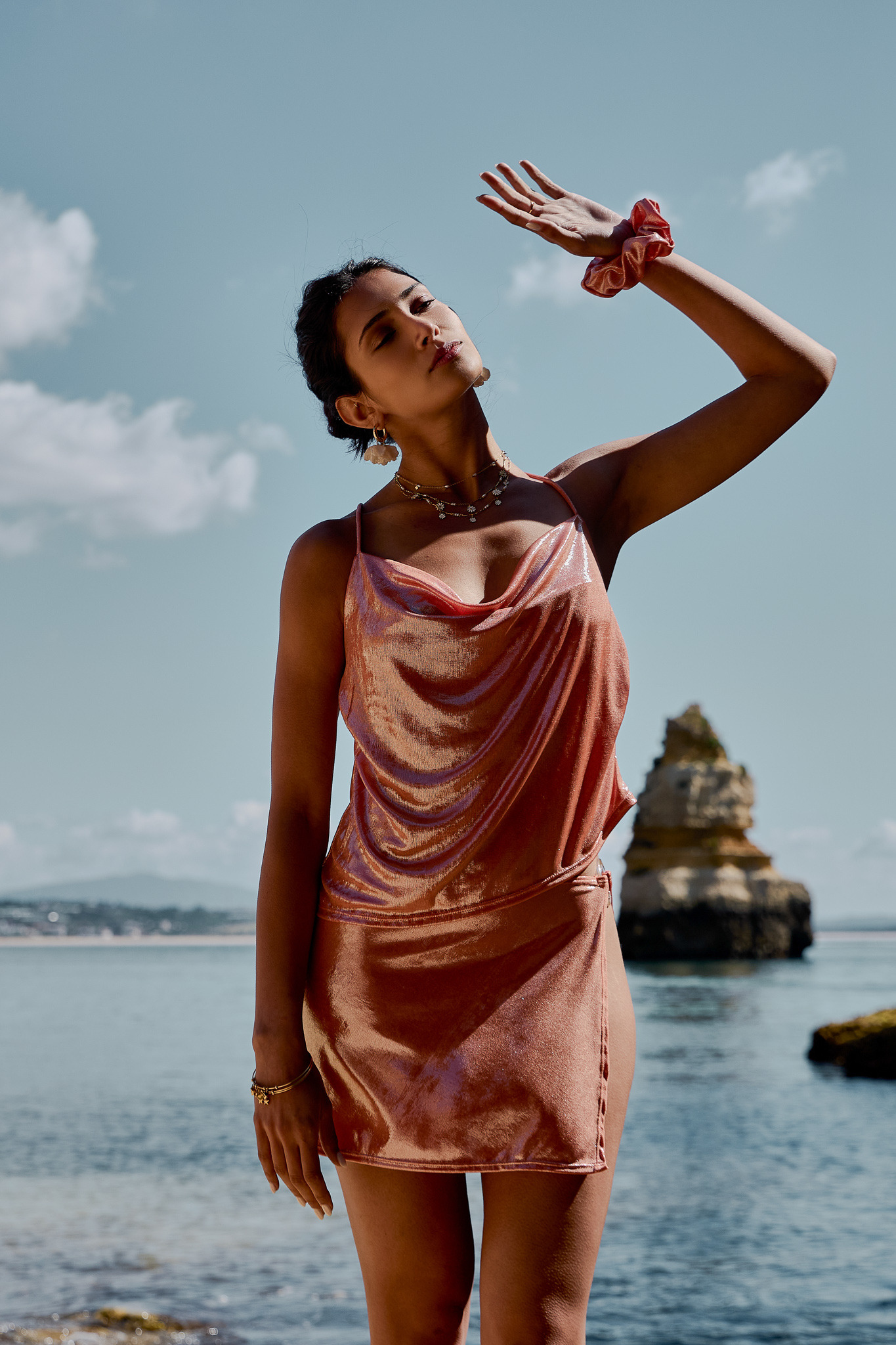 Grossiste AULALA - Jupe courte sirène moulante en matière scintillante, ornée de bijoux.