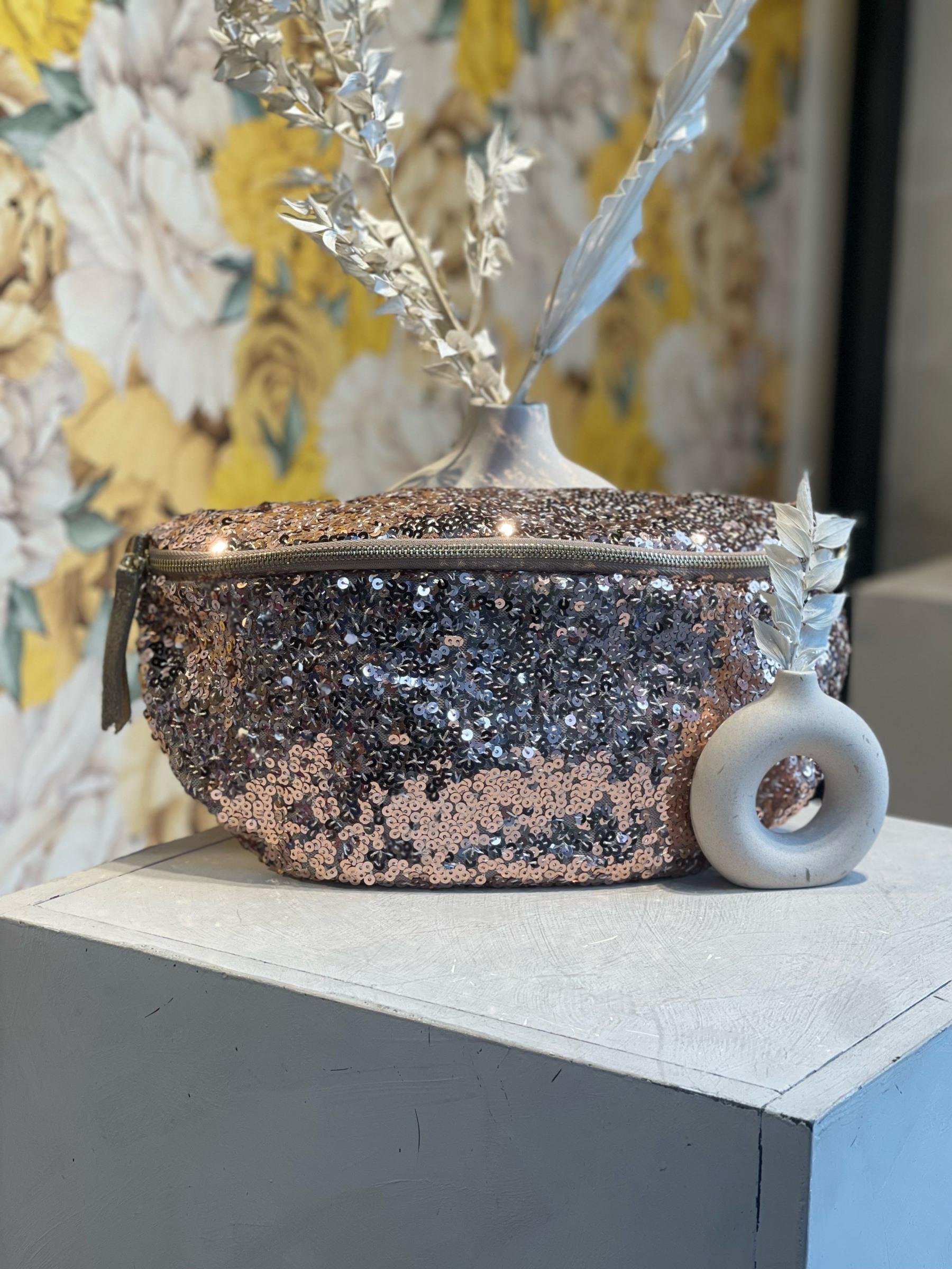 Wholesaler Auren - IT7236A sequin and leather fanny pack, made in Italy.
