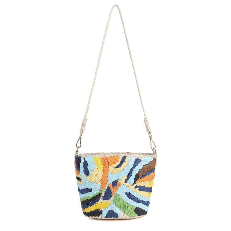 Wholesaler Auren - Mini basket carried across