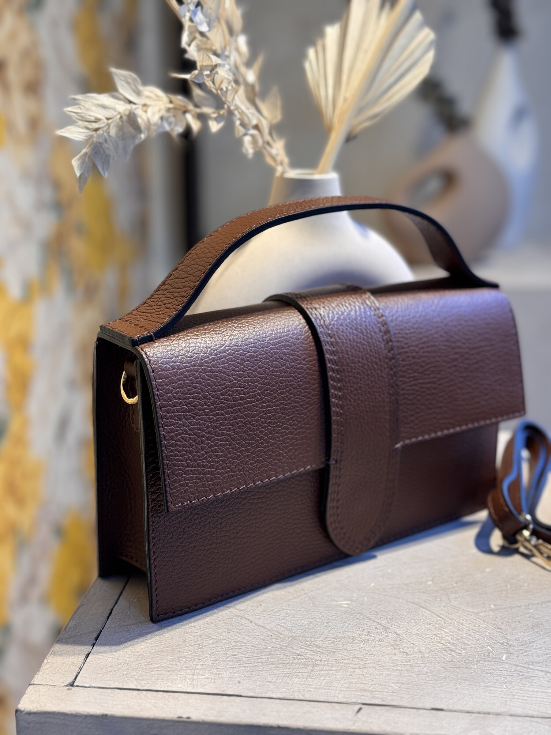 Women's cowhide leather bag, perfect for autumn/winter, combining elegance and practicality.
