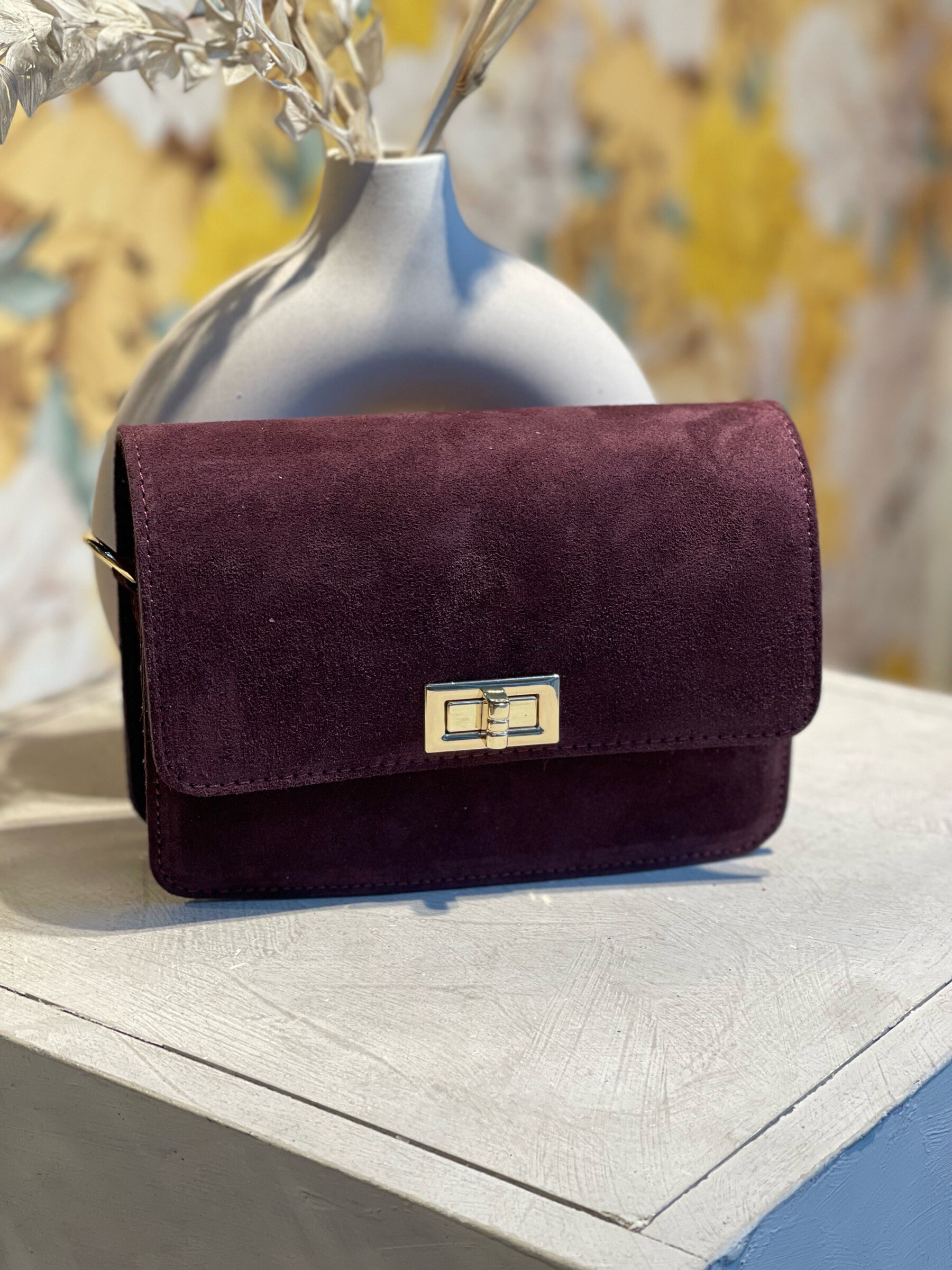 Sac en croûte de cuir de vachette, idéal pour l'automne, élégance et durabilité assurées.