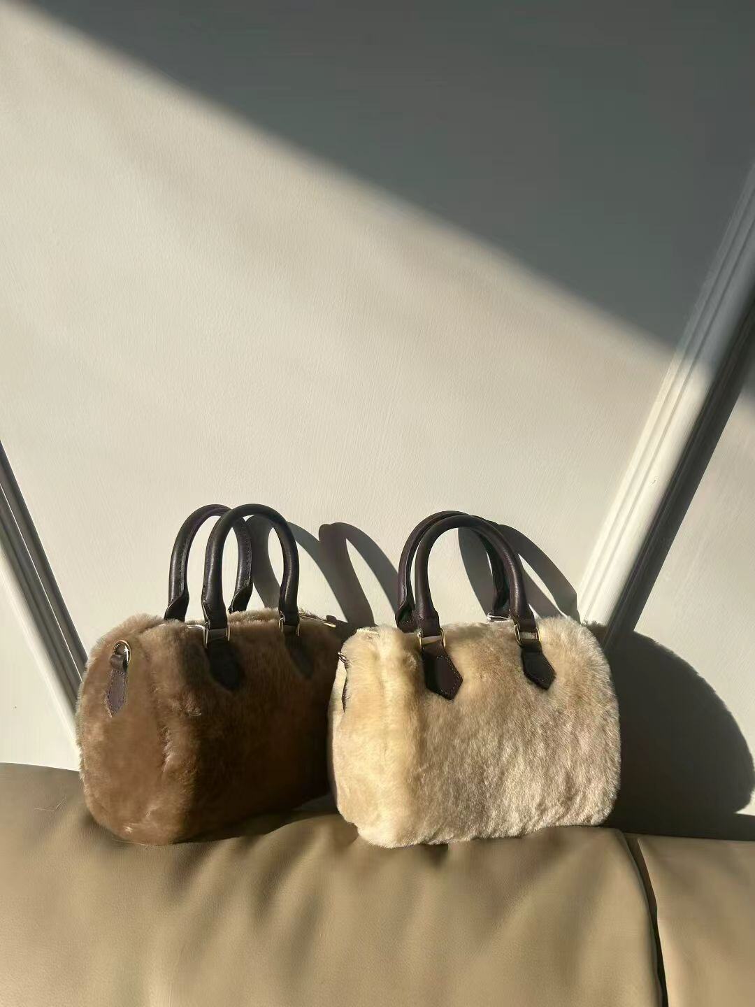 Wholesaler Auren - Shoulder bag A1366-1 in fur trim. leather