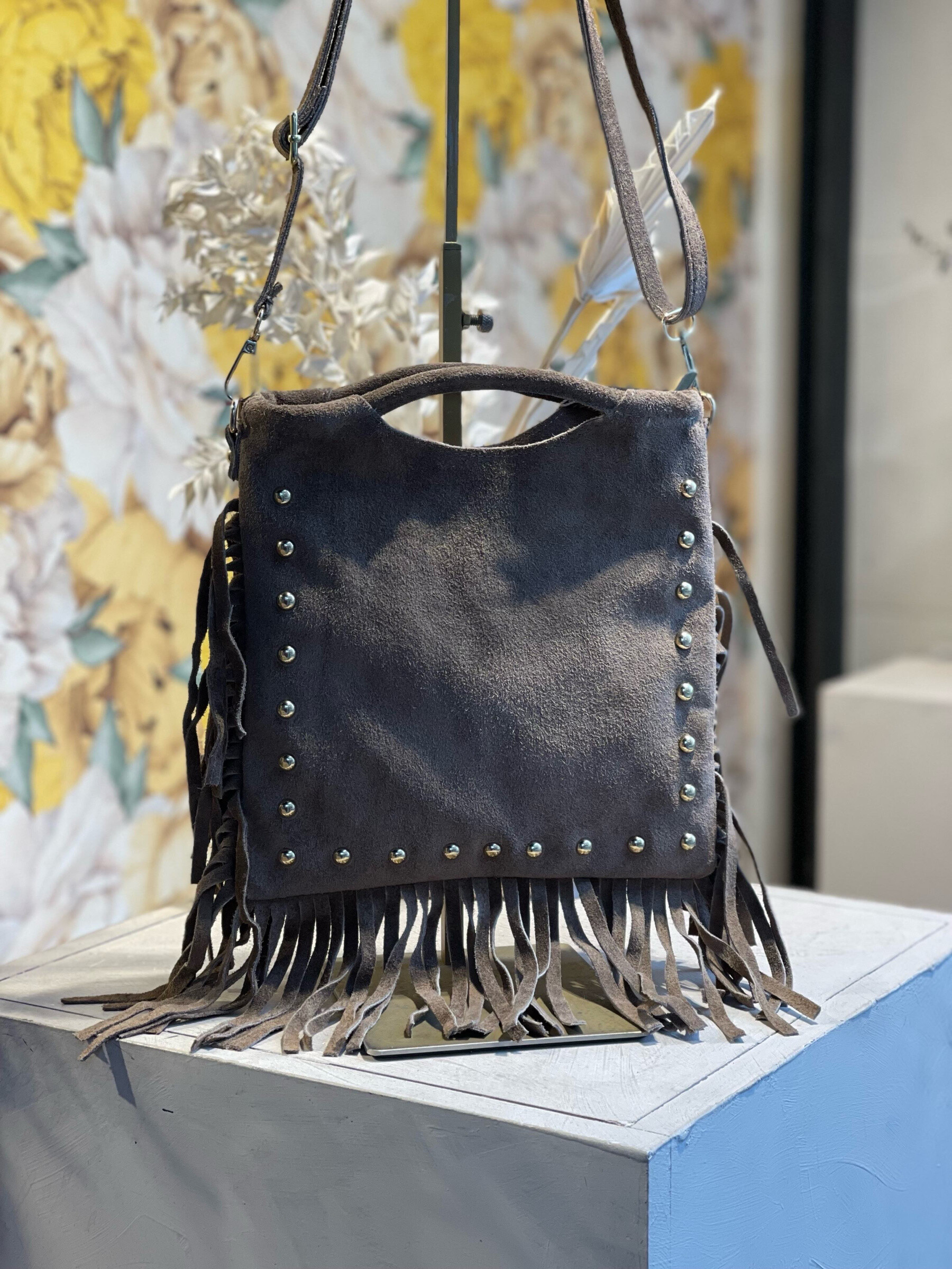 Sac automnal en croûte de cuir de vachette, idéal pour rehausser toute tenue féminine. Confectionné pour la collection Automne/Hiver.