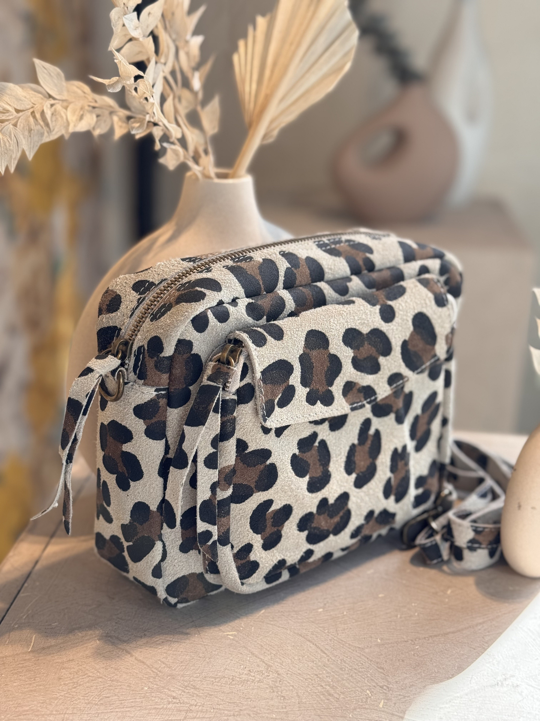 Wholesaler Auren - Crossbody bag IT7160B LEO in split cowhide leather, made in Italy.