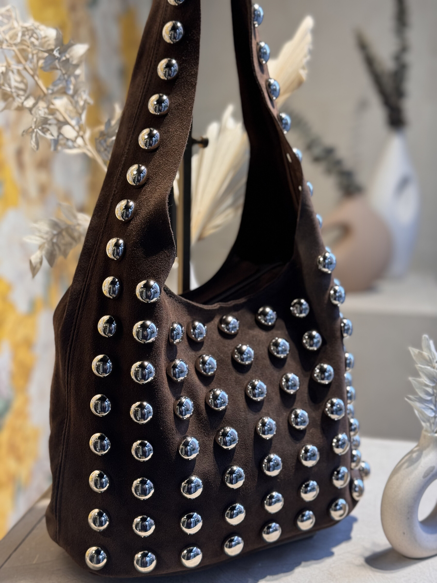 Sac à épaule automnal en croûte de cuir de vachette, idéal pour rehausser toute tenue.