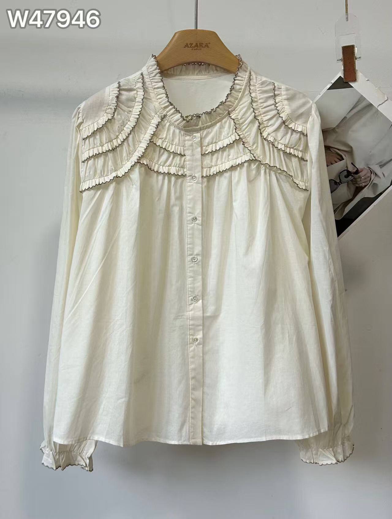 Elegant women's shirt in soft cotton, perfect for spring/summer 2026. Made in China, it combines comfort and seasonal style.