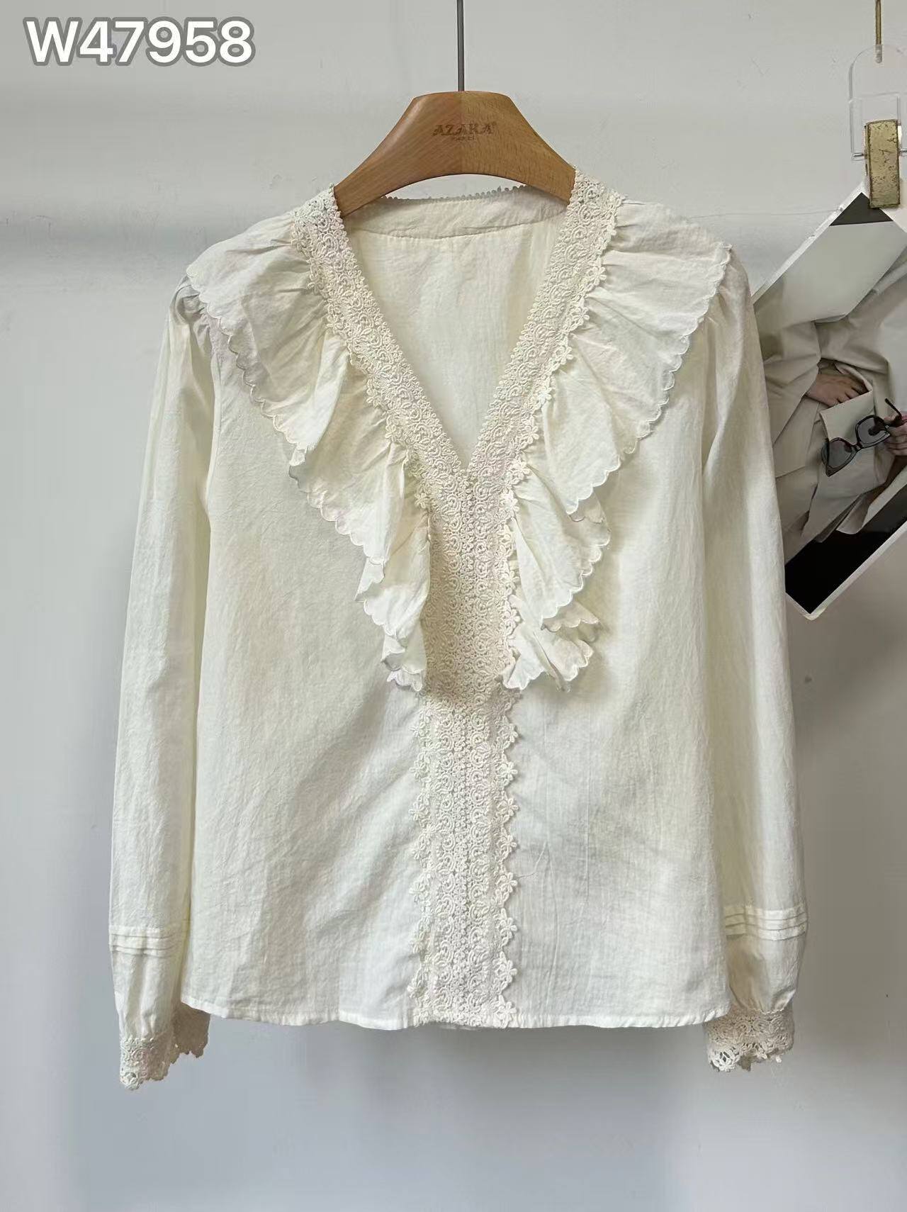 Women's lightweight cotton shirt, perfect for spring/summer, made in China.