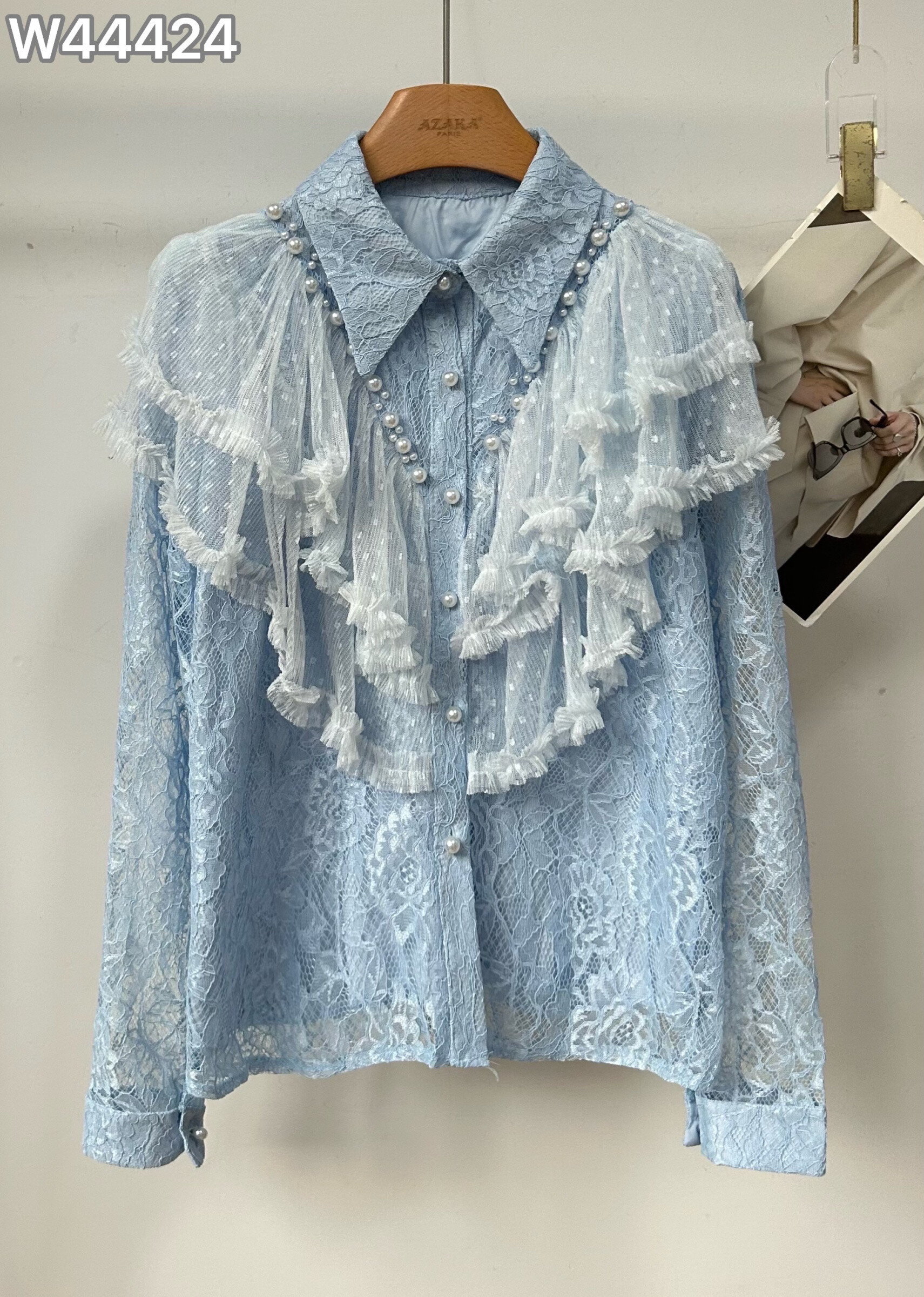 Lightweight 100% polyester shirt, perfect for spring/summer, made in China. Ideal for welcoming the new season.